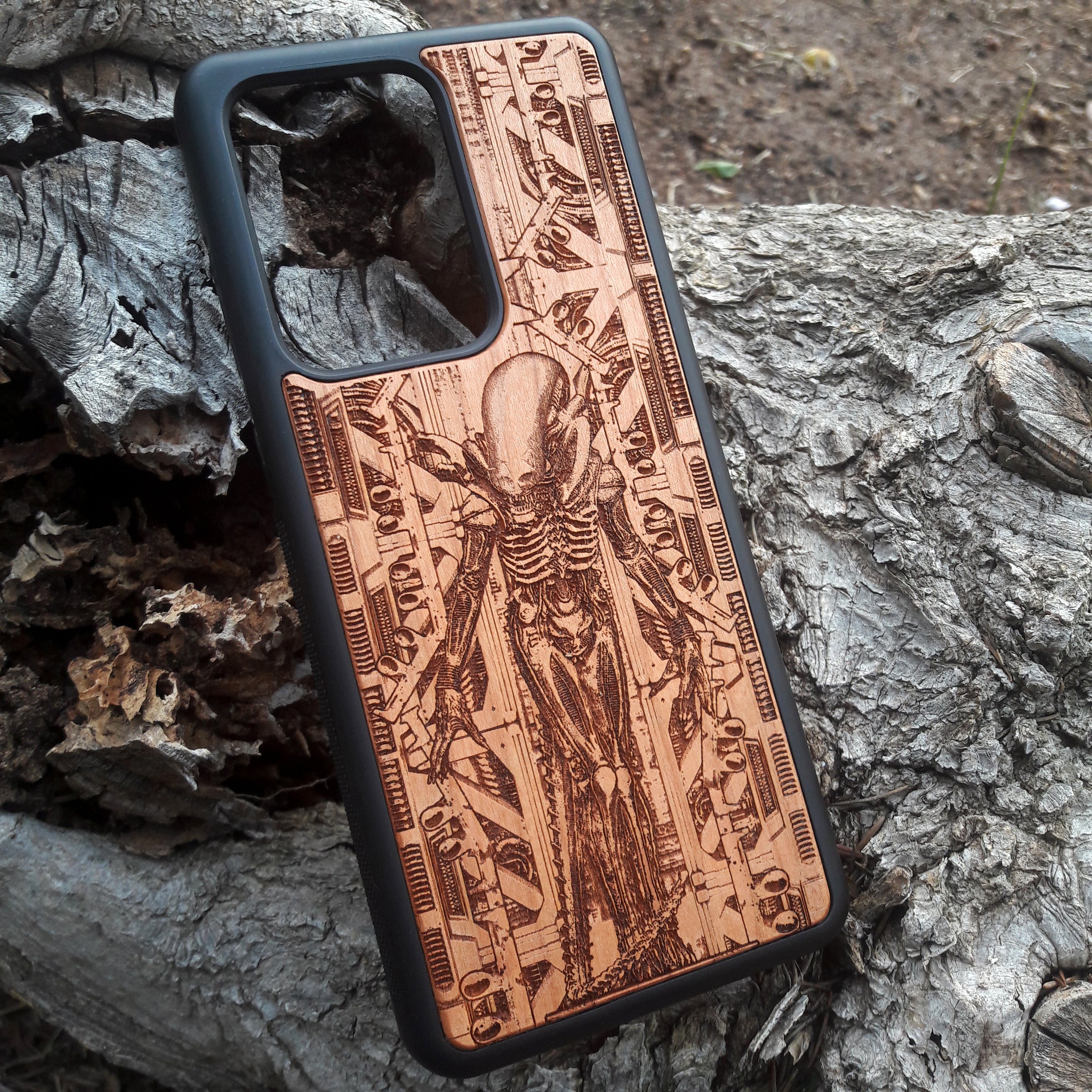 Wooden phone case with a detailed Xenomorph creature design, inspired by the Alien franchise. Available for iPhone , iPhone 15, Galaxy S, Note 20, and other popular models. Ideal for fans of sci-fi and gothic art.