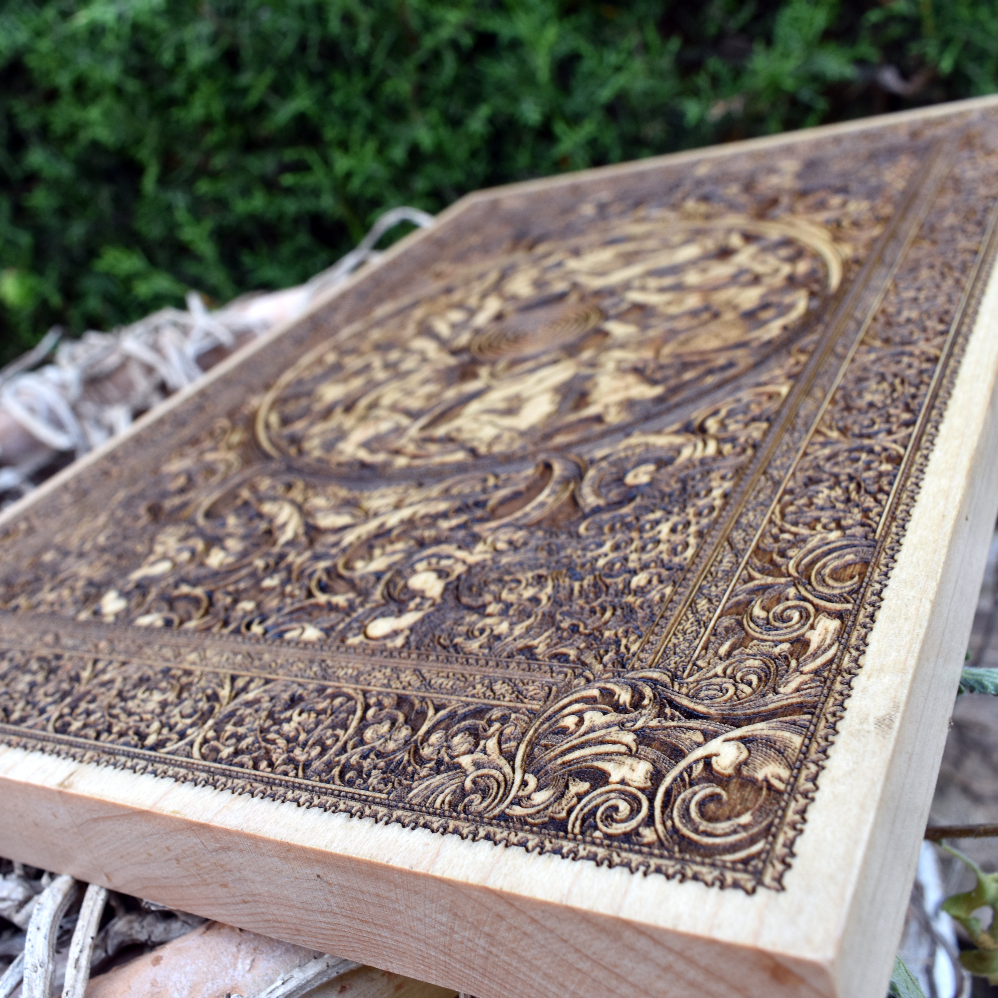 Rustic medieval war decor – engraved wooden artwork showcasing a dramatic battle scene inspired by medieval history and knights.