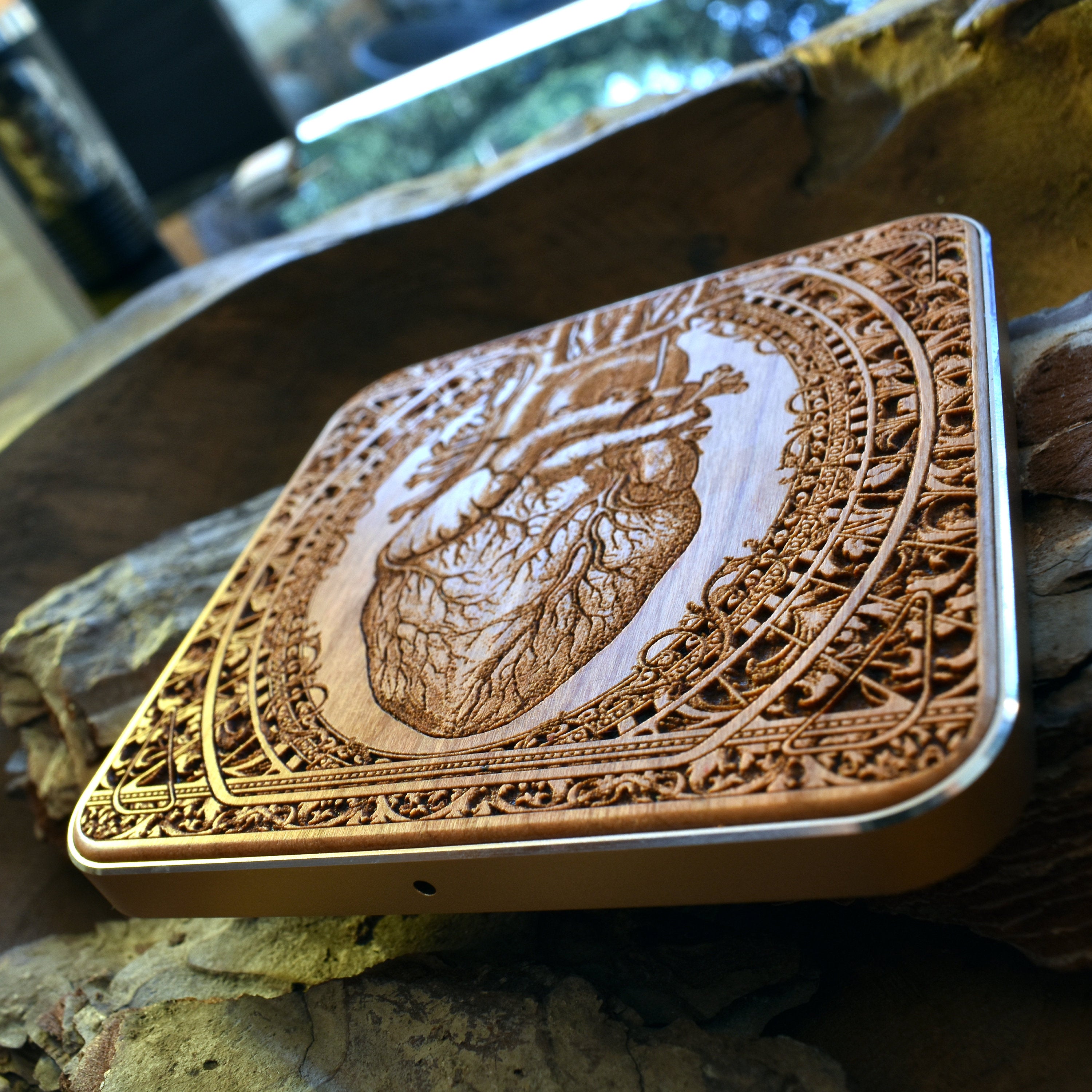 Eco-friendly gift box with wood wireless charger for Galaxy S25 and iPhone 16.