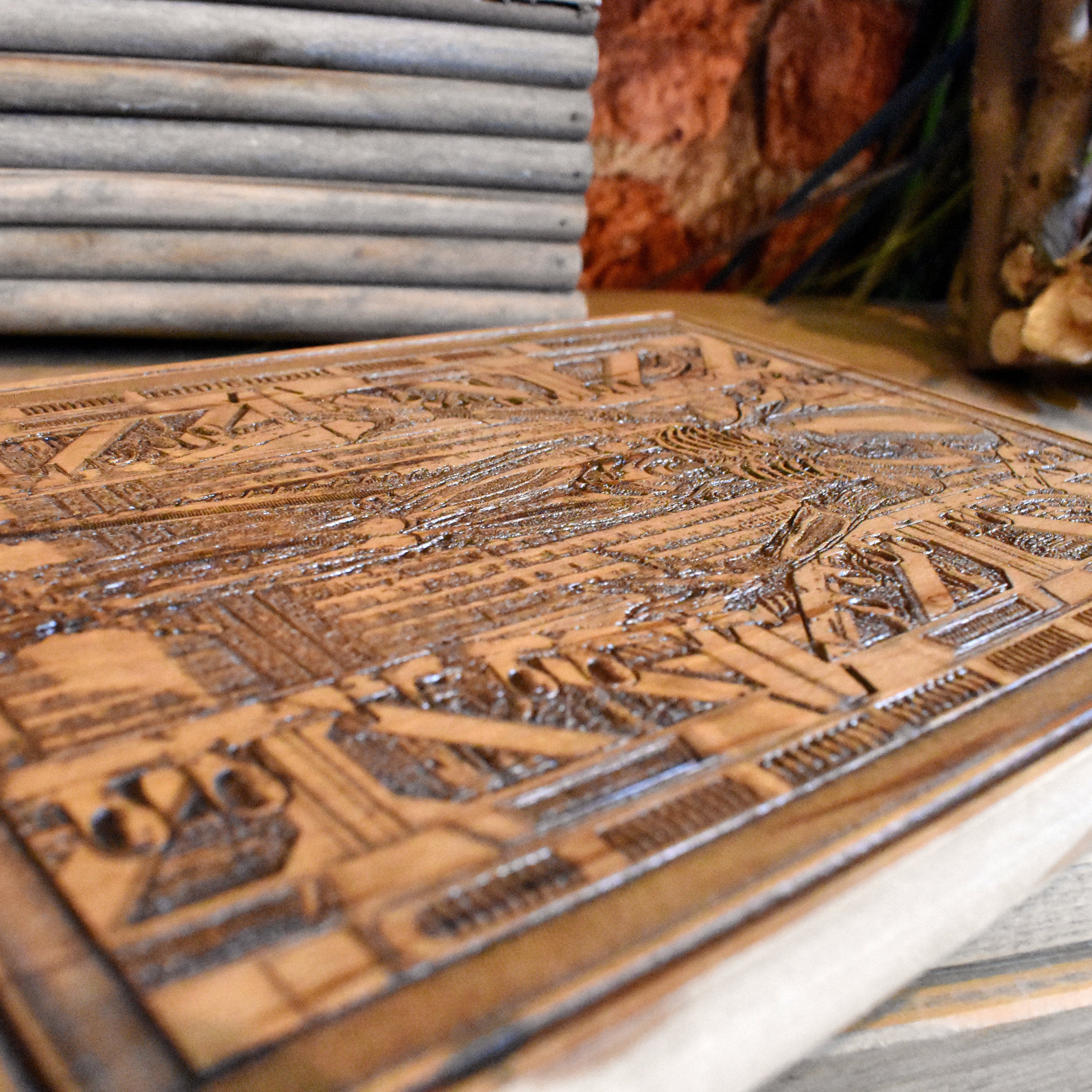 Alien Xenomorph-themed wood wall decor, horror movie collectible engraving.