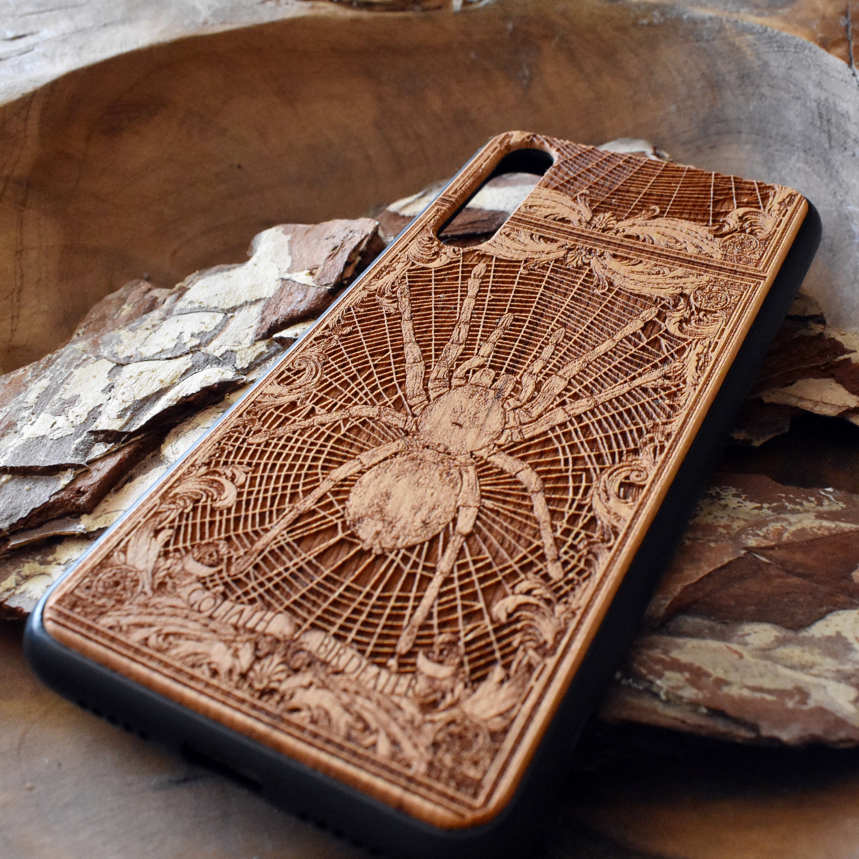 Wooden phone case featuring a detailed Goliath Birdeater Spider design, available for iPhone , Galaxy S, Note 20, and more. Perfect for horror and wildlife fans seeking a unique, handcrafted phone accessory.
