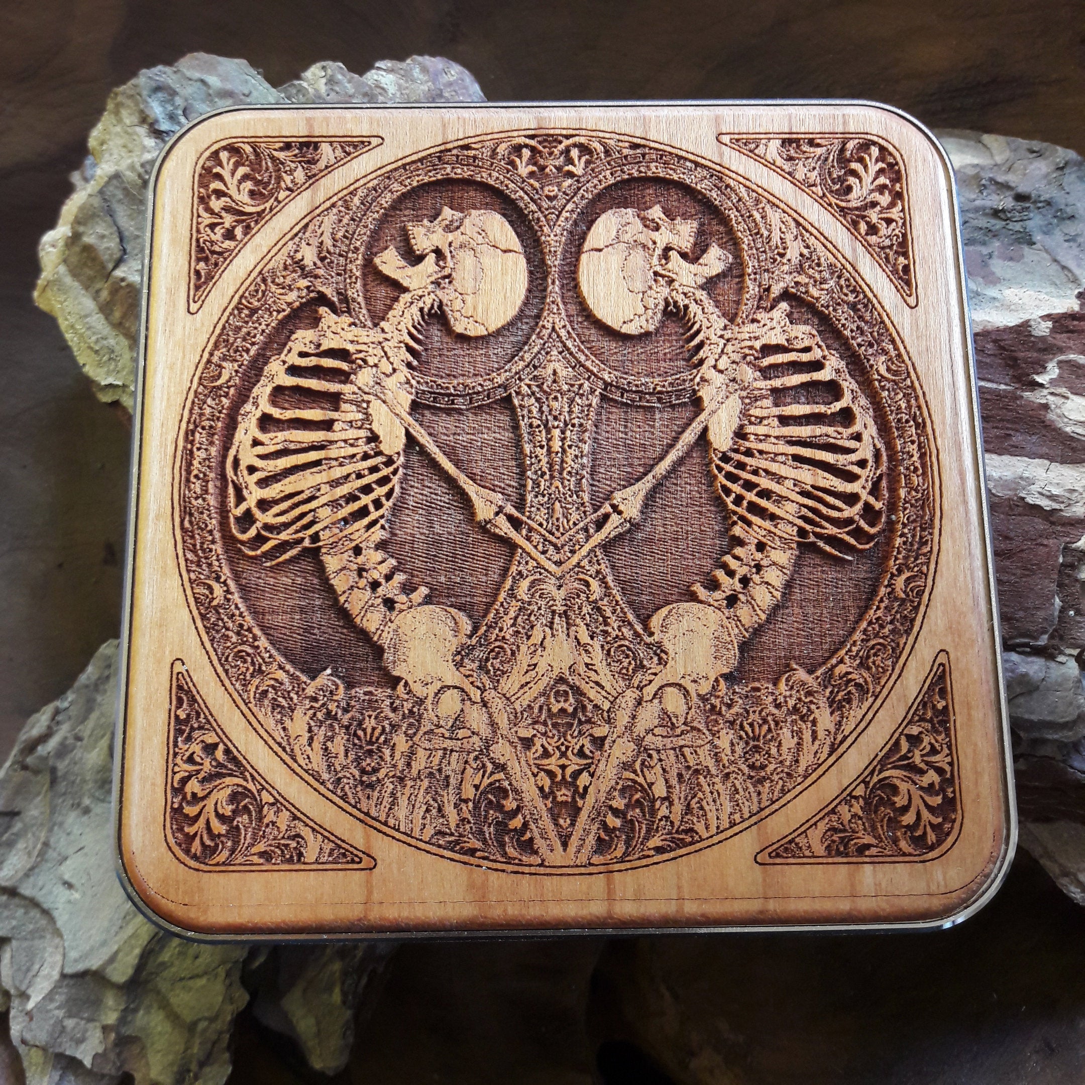 Human Skeleton dark art wireless charger for iPhone & Galaxy – Gothic design with fast charging