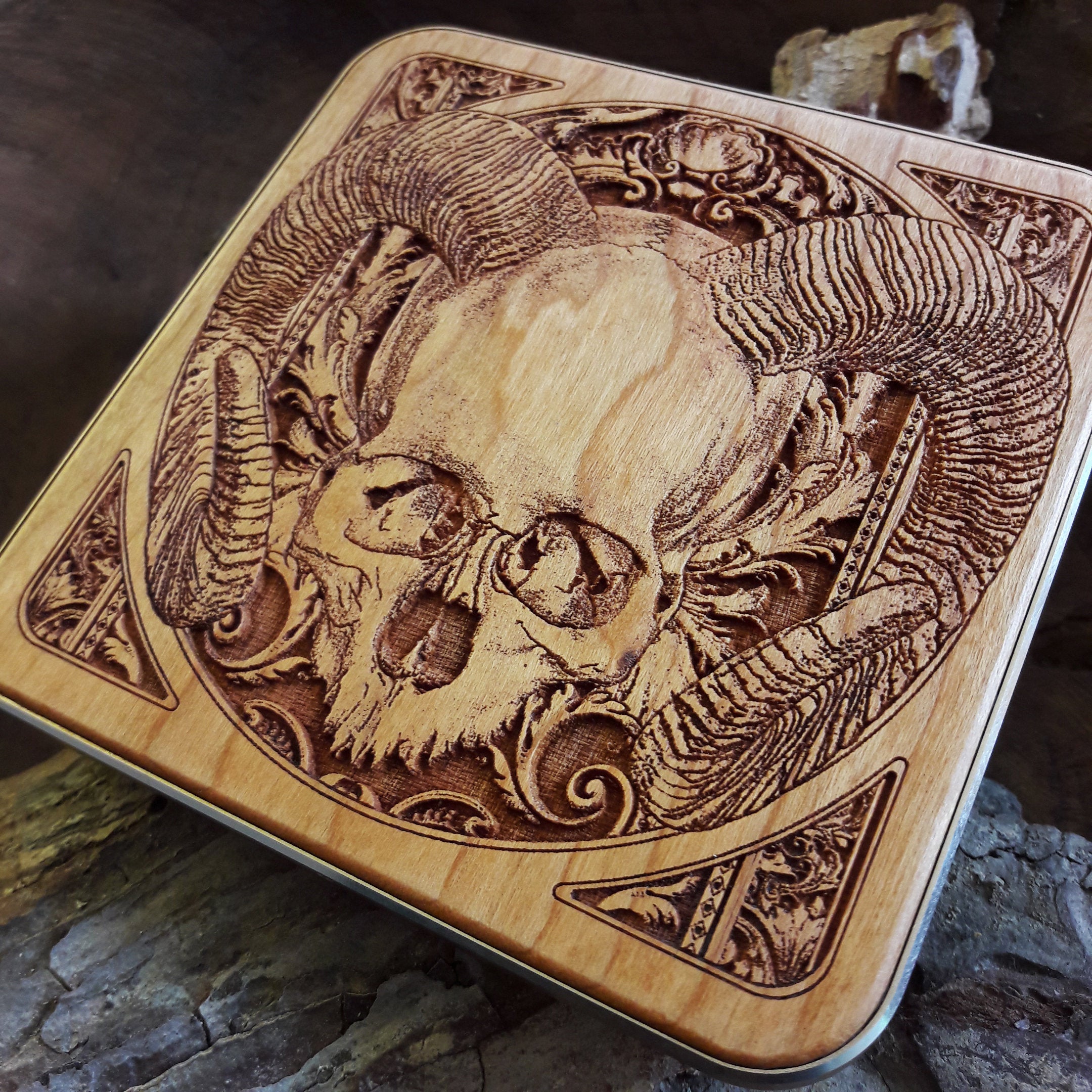Gothic human skull wireless charger side view – fast charging pad for iPhone & Samsung with unique dark art design