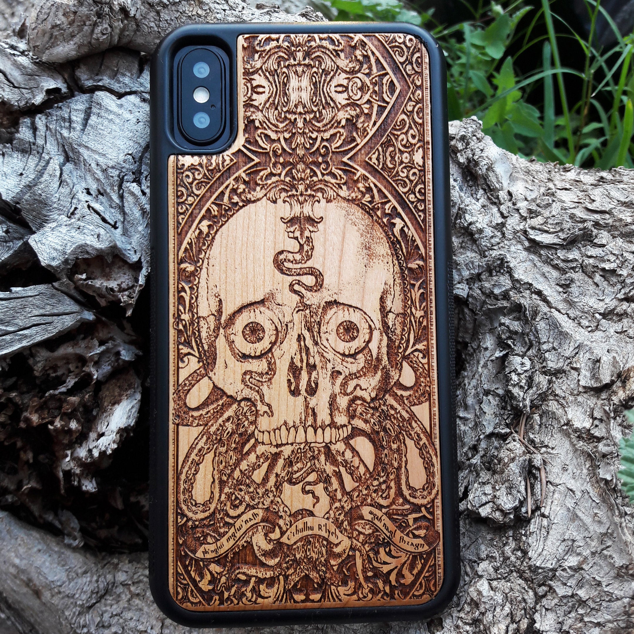 Wooden phone case featuring an intricate Cthulhu skull and octopus design with the mysterious "ph'nglui mglw'nafh Cthulhu R'lyeh wgah'nagl fhtagn" inscription. Ideal for iPhone , iPhone 15, iPhone 14, iPhone 13, Samsung Galaxy S, S24, S23, S22, and more. Perfect for lovers of gothic art, cosmic horror, and unique, dark designs.