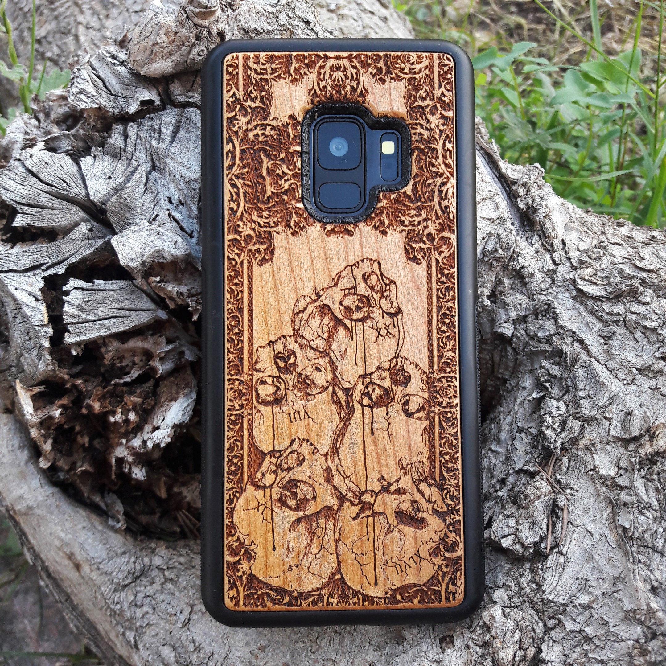 Wooden phone case with intricately carved skull design, ideal for iPhone , Samsung Galaxy S, Note 20, and more. A unique gothic accessory offering durable protection with artistic detail.