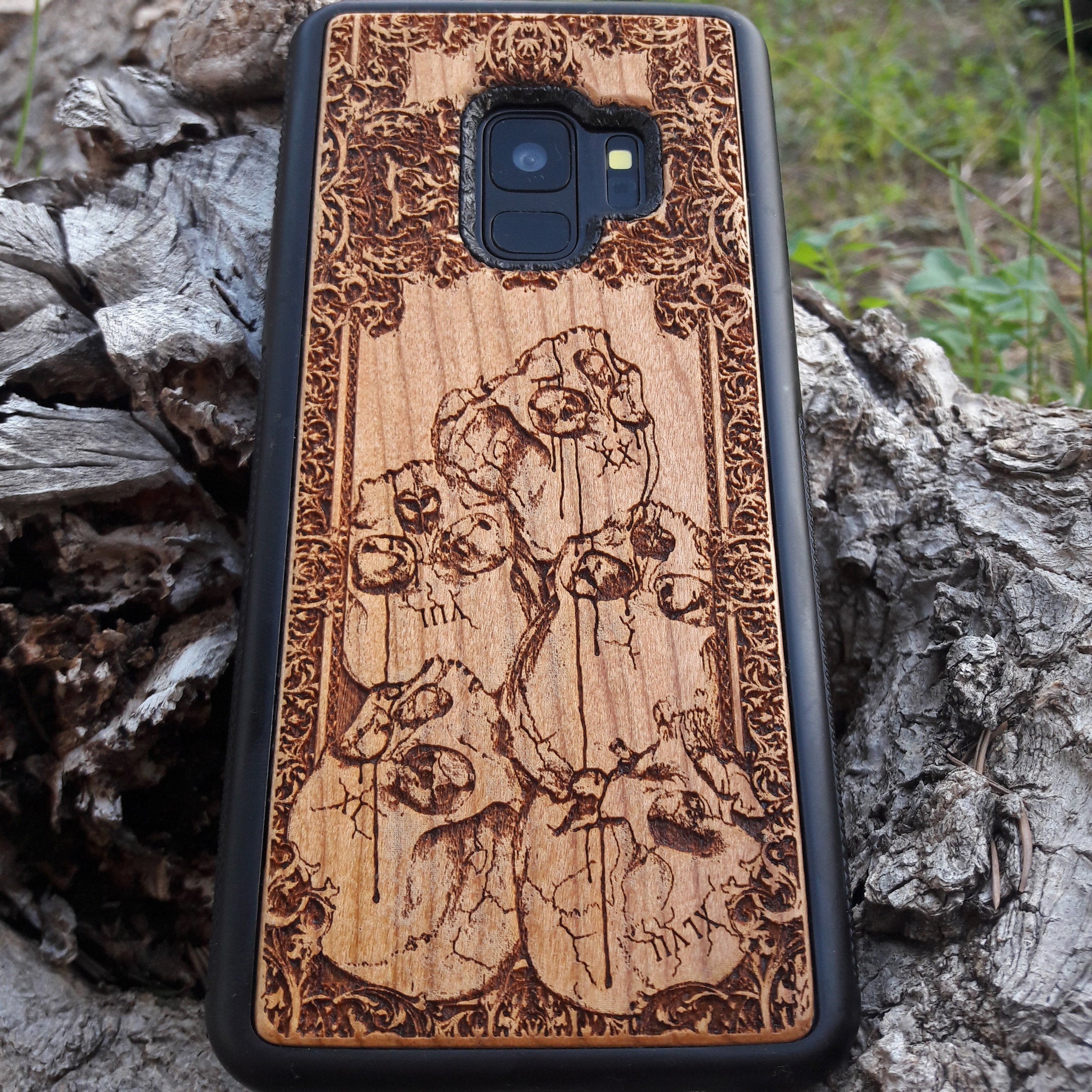 Wooden phone case with intricately carved skull design, ideal for iPhone , Samsung Galaxy S, Note 20, and more. A unique gothic accessory offering durable protection with artistic detail.