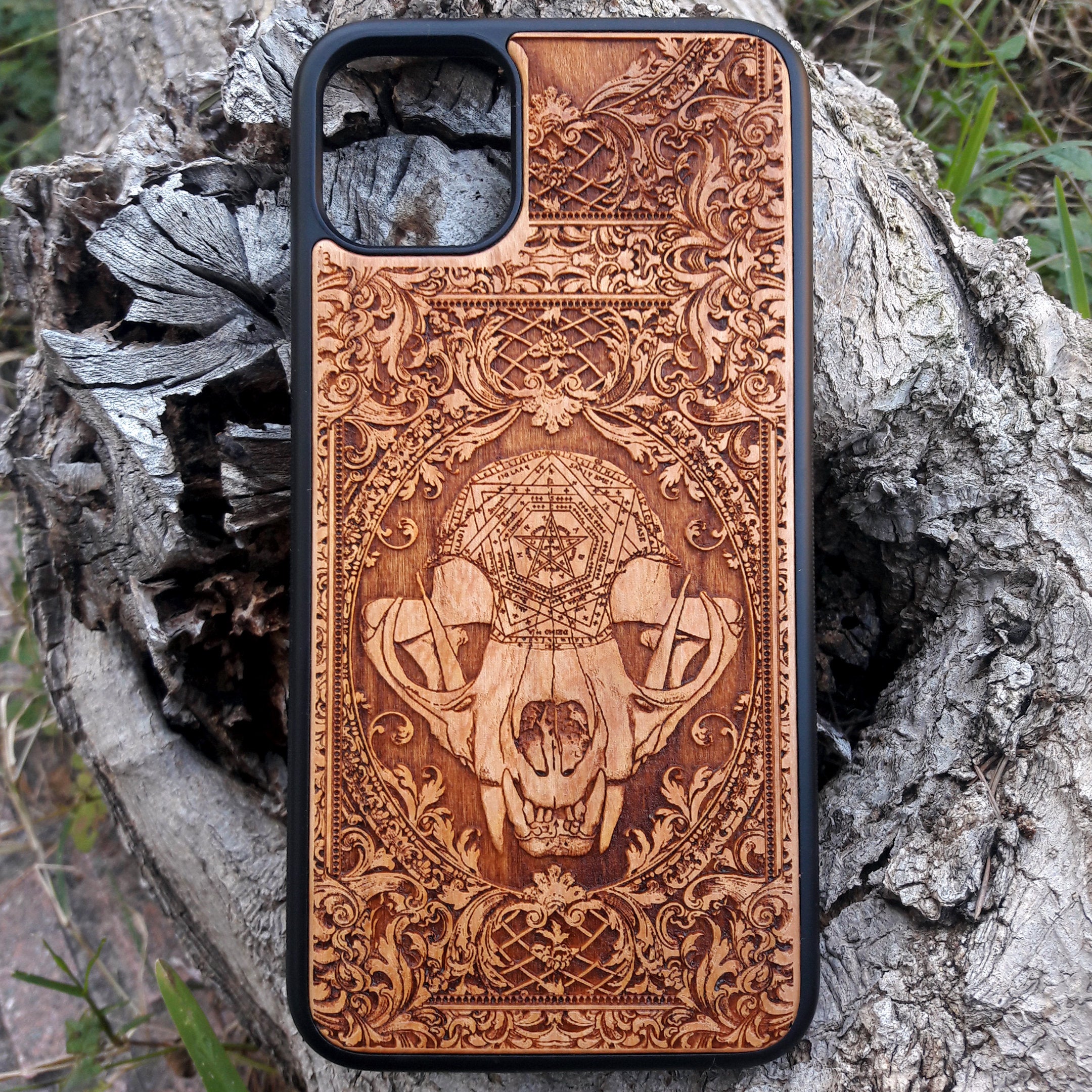 Wooden phone case with an evil cat skull design, intricately carved for iPhone , iPhone 15, Galaxy S, Note 20, and more. Perfect for fans of gothic and dark-themed accessories.
