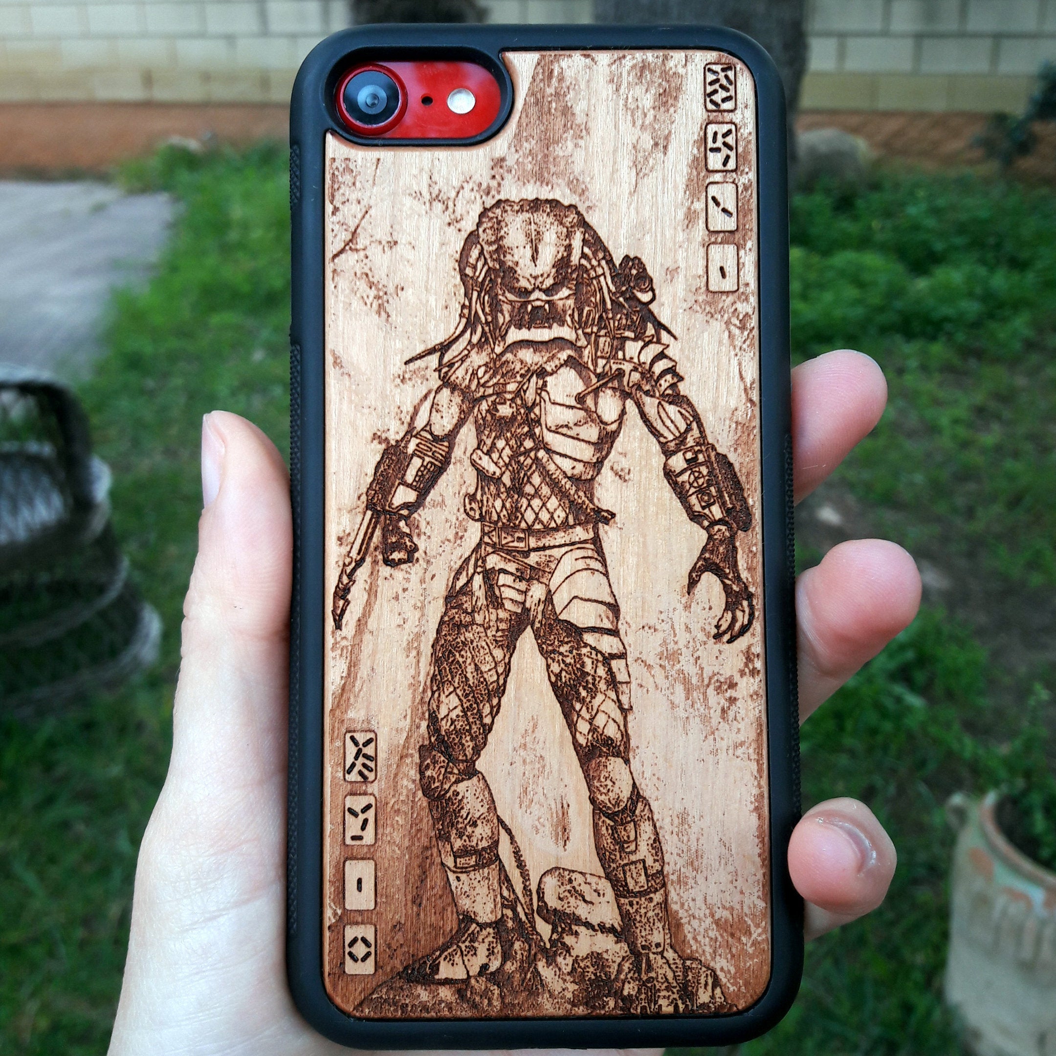 Wooden phone case featuring a detailed Predator Monster design, engraved for iPhone , iPhone 15, Galaxy S23 Ultra, and other popular models. Perfect for sci-fi and movie fans, offering stylish protection.