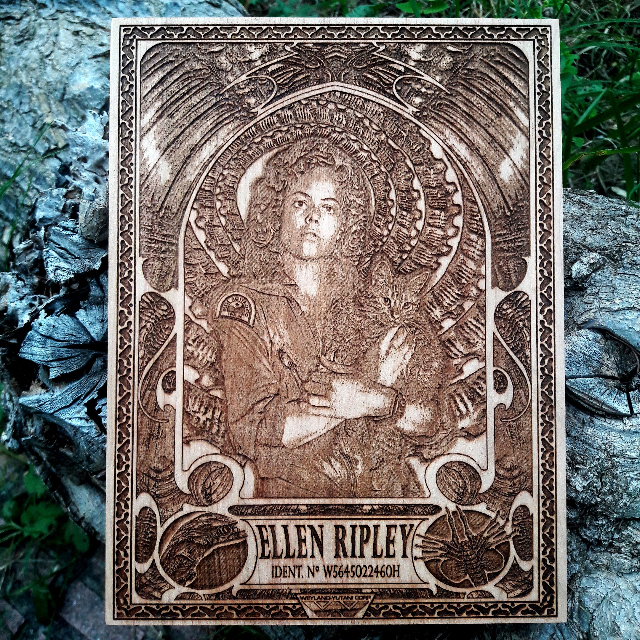 Ellen Ripley Alien engraved wood art – sci-fi horror movie wall decor, perfect for collectors & fans. Handmade, detailed craftsmanship.