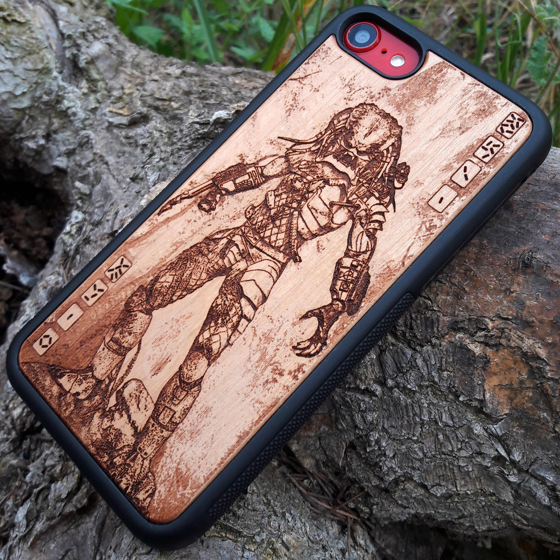 Wooden phone case featuring a detailed Predator Monster design, engraved for iPhone , iPhone 15, Galaxy S23 Ultra, and other popular models. Perfect for sci-fi and movie fans, offering stylish protection.