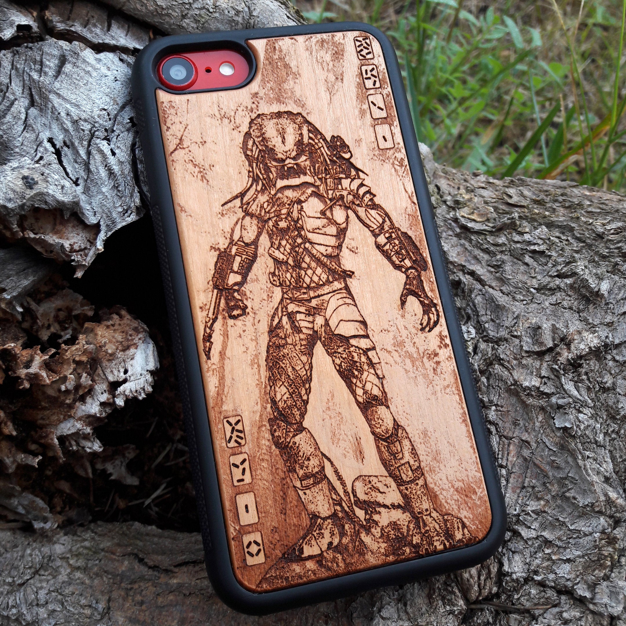 Wooden phone case featuring a detailed Predator Monster design, engraved for iPhone , iPhone 15, Galaxy S23 Ultra, and other popular models. Perfect for sci-fi and movie fans, offering stylish protection.