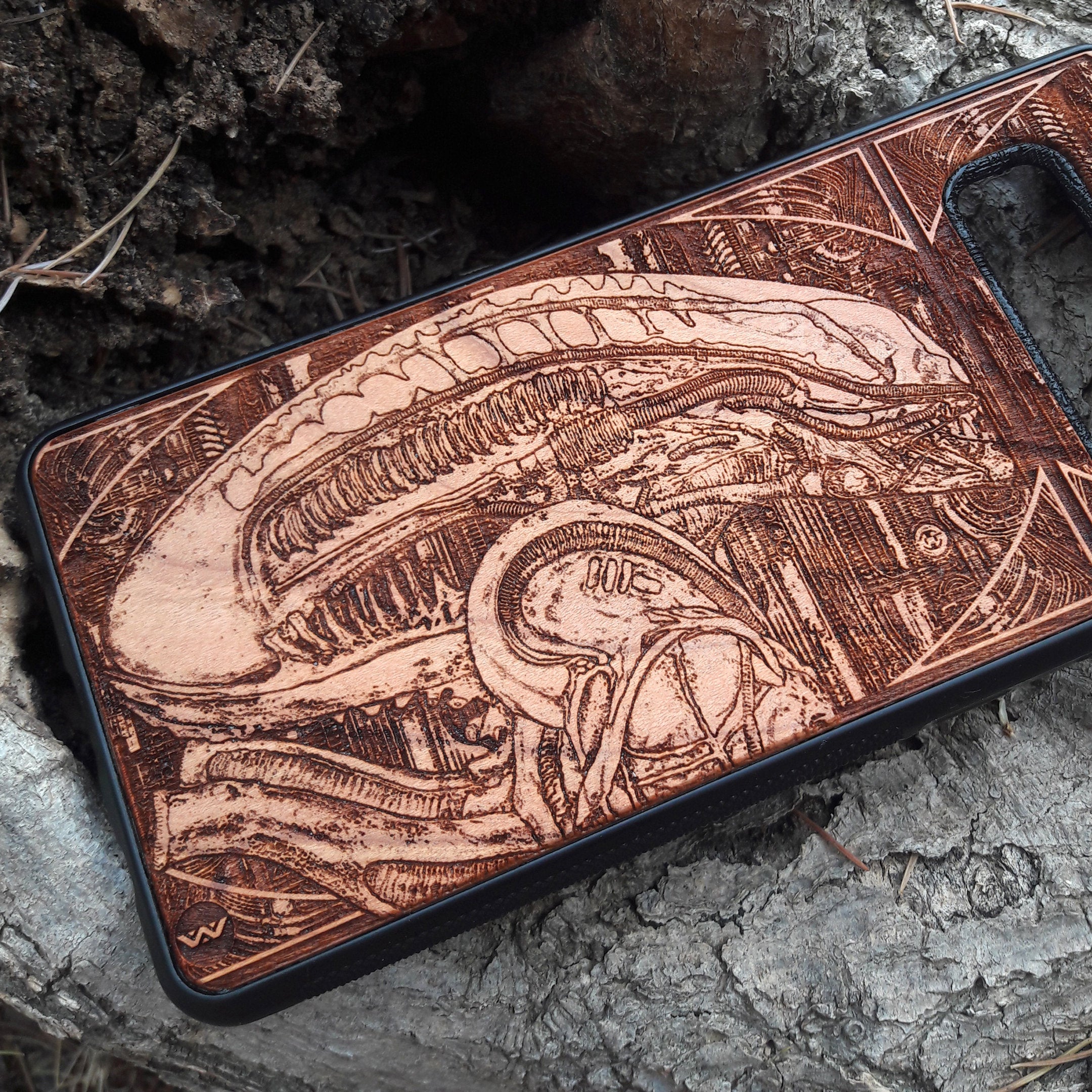 Xenomorph sci-fi wooden phone case with detailed engraving from the Alien movie series, compatible with iPhone , Galaxy S, and more. Ideal for sci-fi and movie collectors looking for a unique, durable phone case.