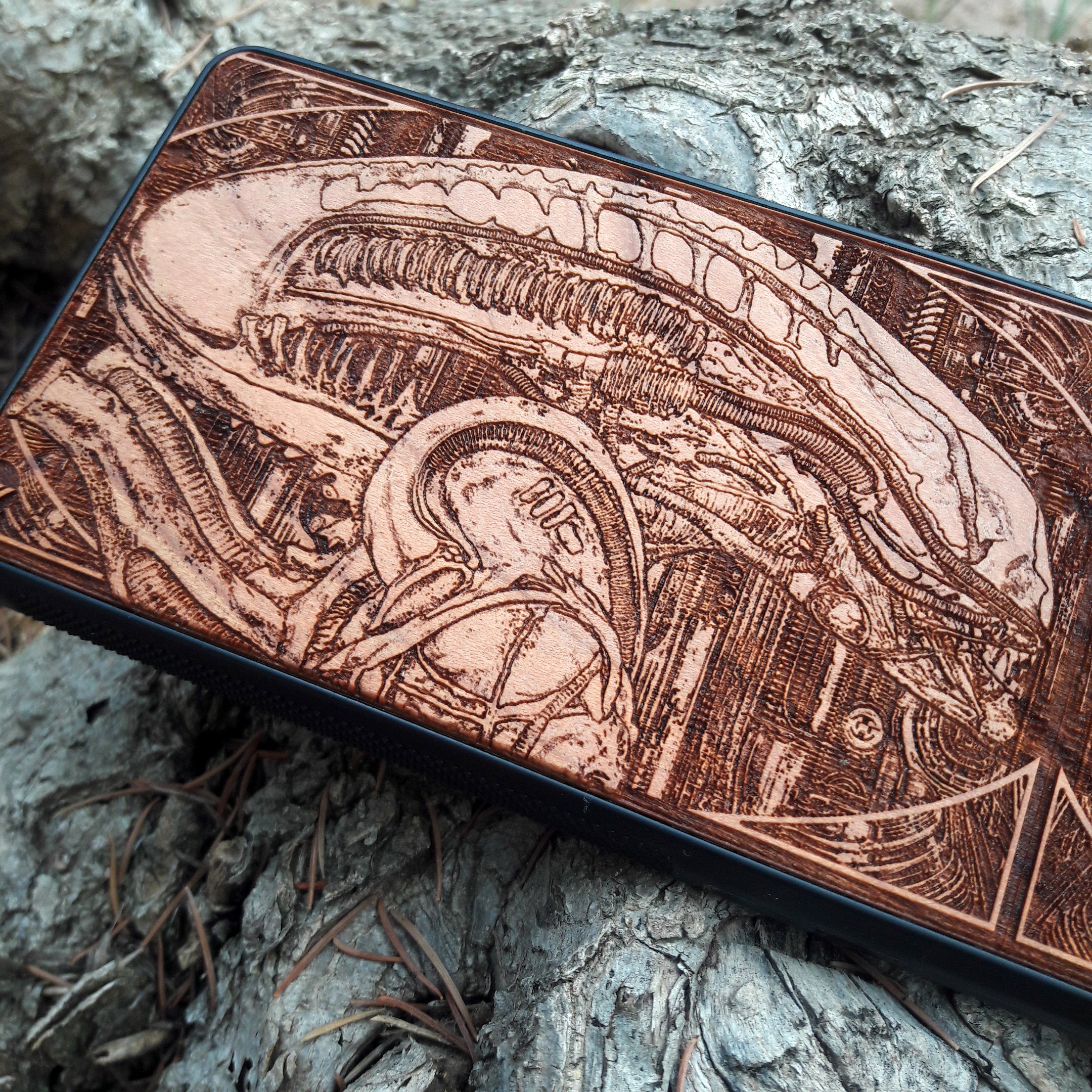 Xenomorph sci-fi wooden phone case with detailed engraving from the Alien movie series, compatible with iPhone , Galaxy S, and more. Ideal for sci-fi and movie collectors looking for a unique, durable phone case.