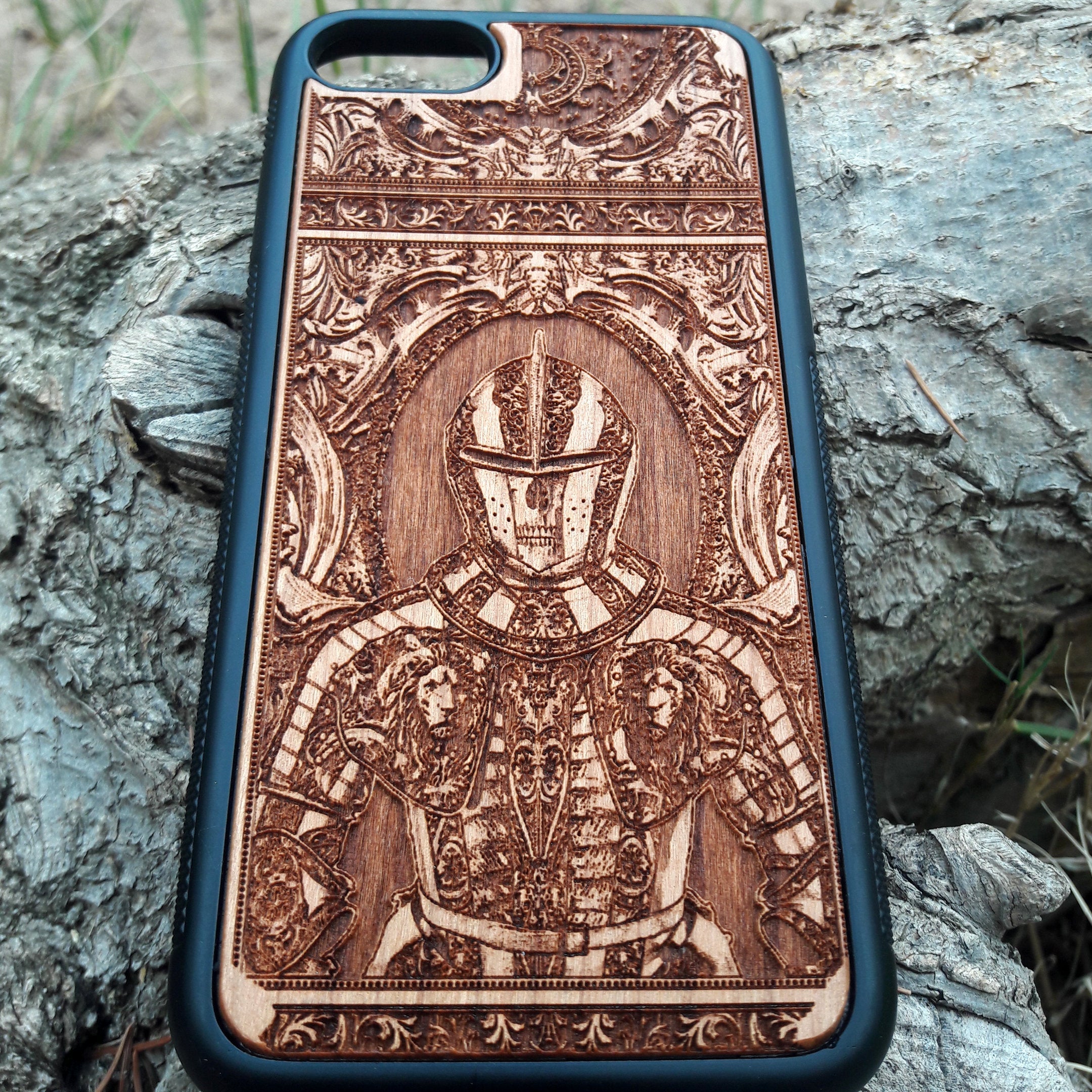 Wooden phone case with carved medieval knight armor and gothic design, compatible with iPhone , 15, 14, 13, 12, Samsung Galaxy S, S24, S23, S22, S21. Ideal for lovers of history and gothic art.