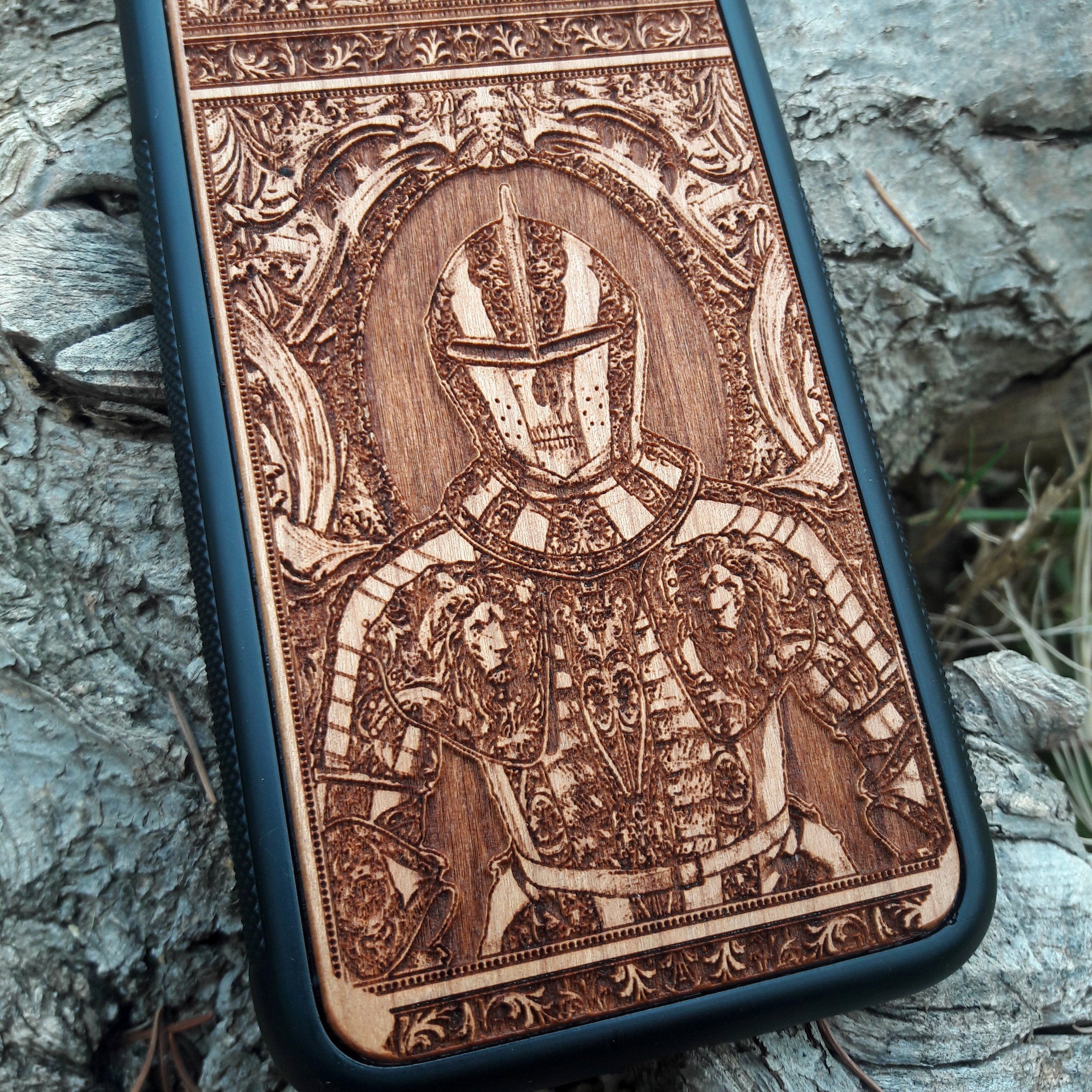 Wooden phone case with carved medieval knight armor and gothic design, compatible with iPhone , 15, 14, 13, 12, Samsung Galaxy S, S24, S23, S22, S21. Ideal for lovers of history and gothic art.