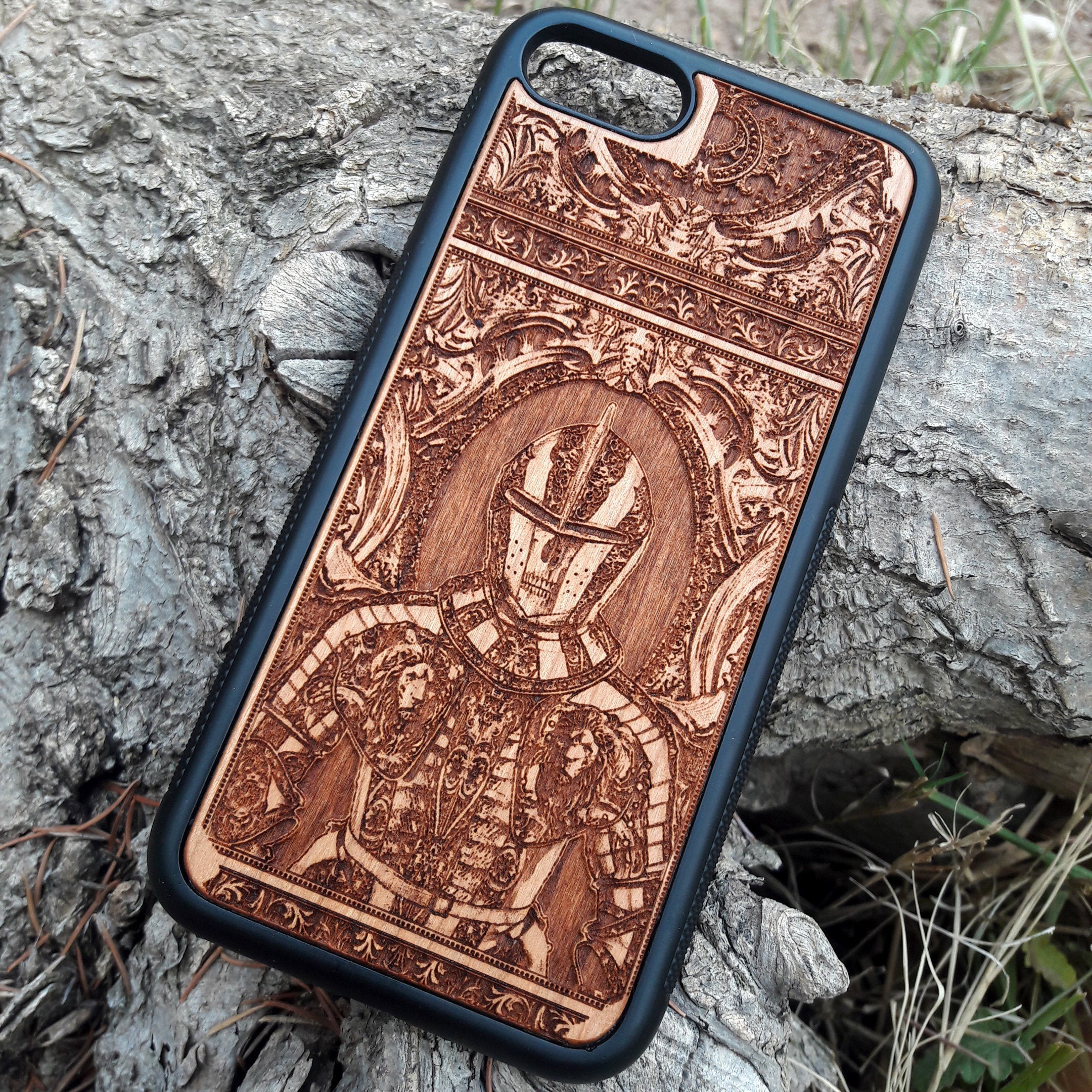 Wooden phone case with carved medieval knight armor and gothic design, compatible with iPhone , 15, 14, 13, 12, Samsung Galaxy S, S24, S23, S22, S21. Ideal for lovers of history and gothic art.