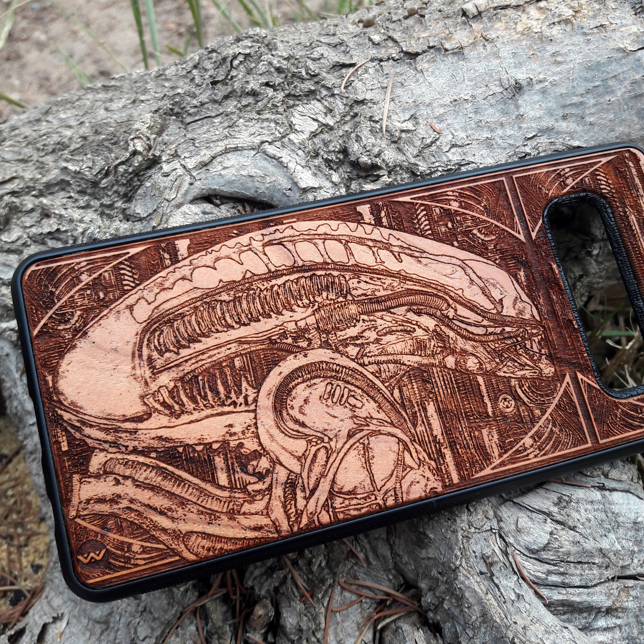 Xenomorph sci-fi wooden phone case with detailed engraving from the Alien movie series, compatible with iPhone , Galaxy S, and more. Ideal for sci-fi and movie collectors looking for a unique, durable phone case.