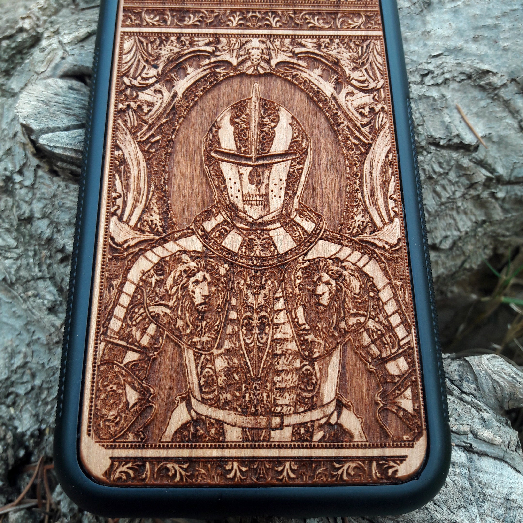 Wooden phone case with carved medieval knight armor and gothic design, compatible with iPhone , 15, 14, 13, 12, Samsung Galaxy S, S24, S23, S22, S21. Ideal for lovers of history and gothic art.