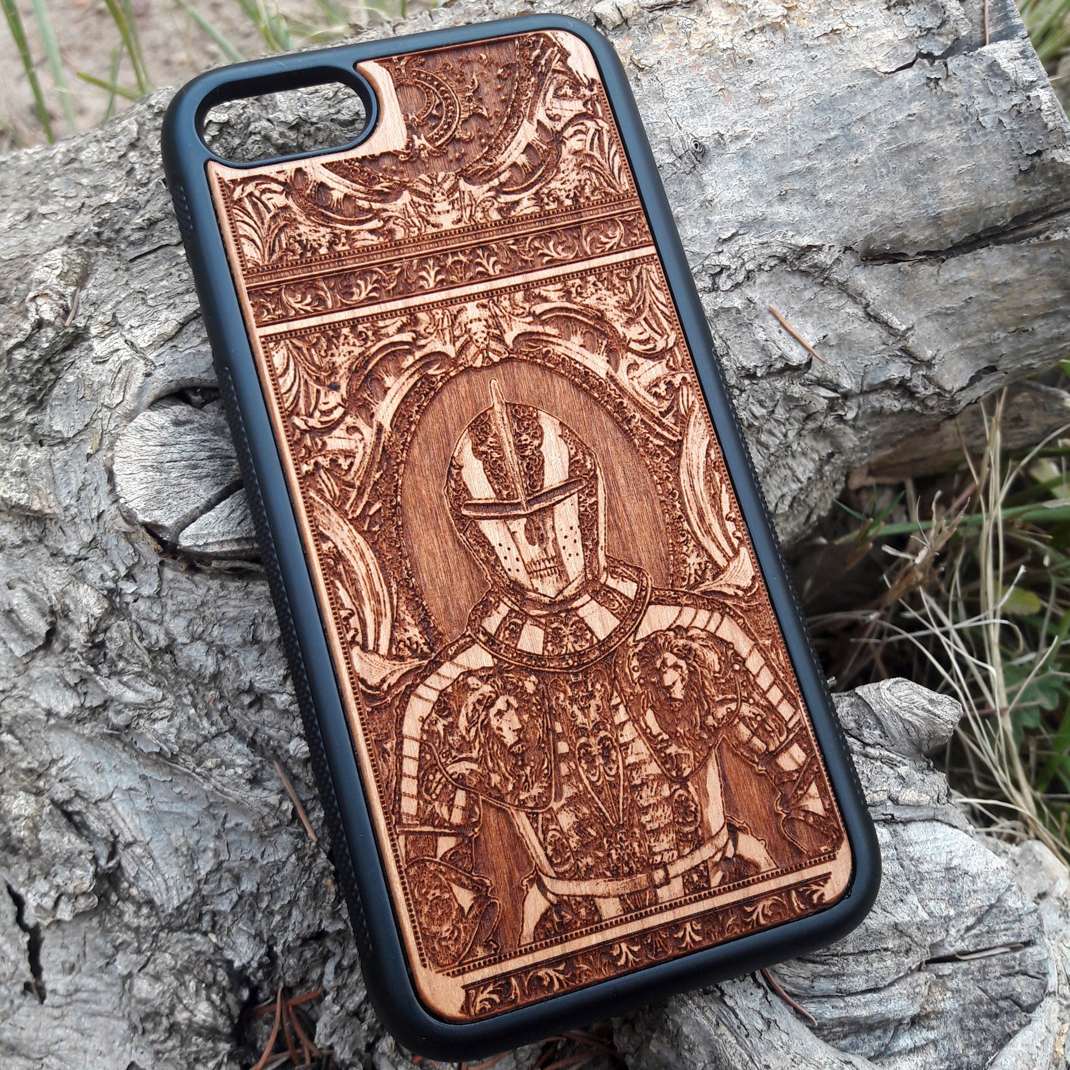 Wooden phone case with carved medieval knight armor and gothic design, compatible with iPhone , 15, 14, 13, 12, Samsung Galaxy S, S24, S23, S22, S21. Ideal for lovers of history and gothic art.