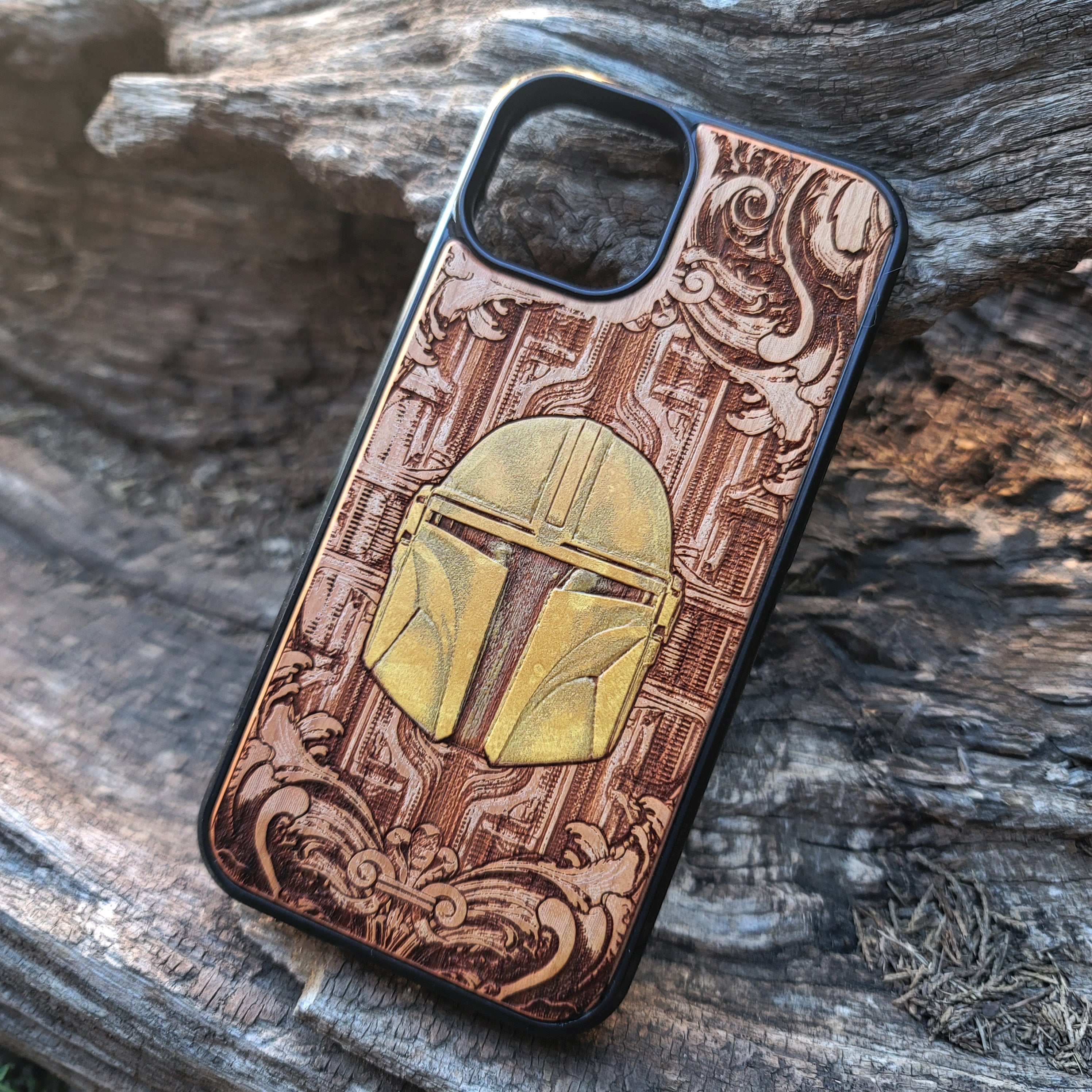Mandalorian helmet wooden phone case, hand-painted and laser-engraved on cherrywood. Compatible with iPhone -11 Pro Max, Galaxy S-S20. Star Wars-inspired phone case.