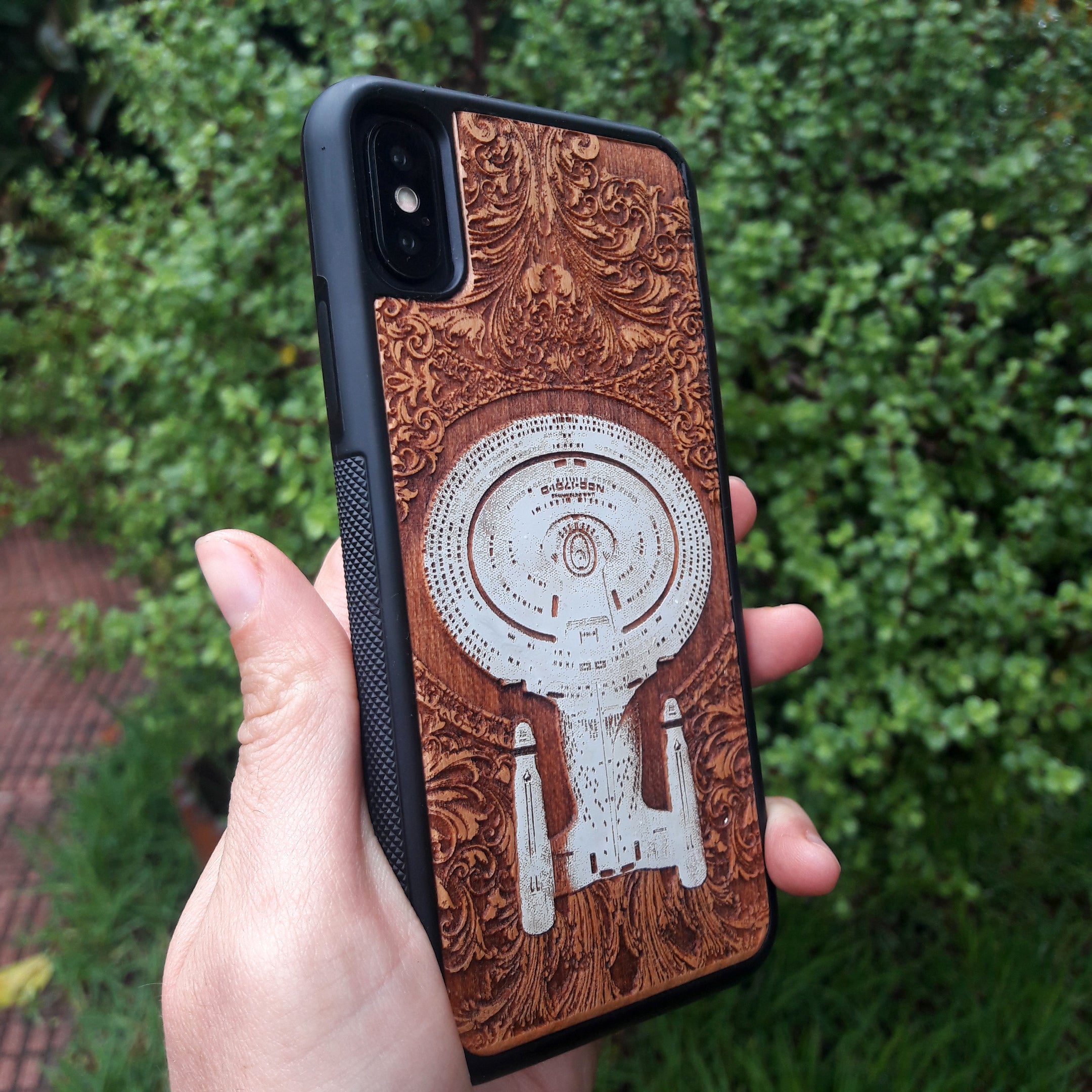 Star Trek NCC-1701D wooden phone case, hand-painted and laser-engraved on cherrywood. Compatible with iPhone -11 Pro Max, Galaxy S-S20. Sci-fi-inspired phone case for Star Trek fans.