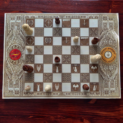 lotr Decorative chessboard with pieces on a wooden surface