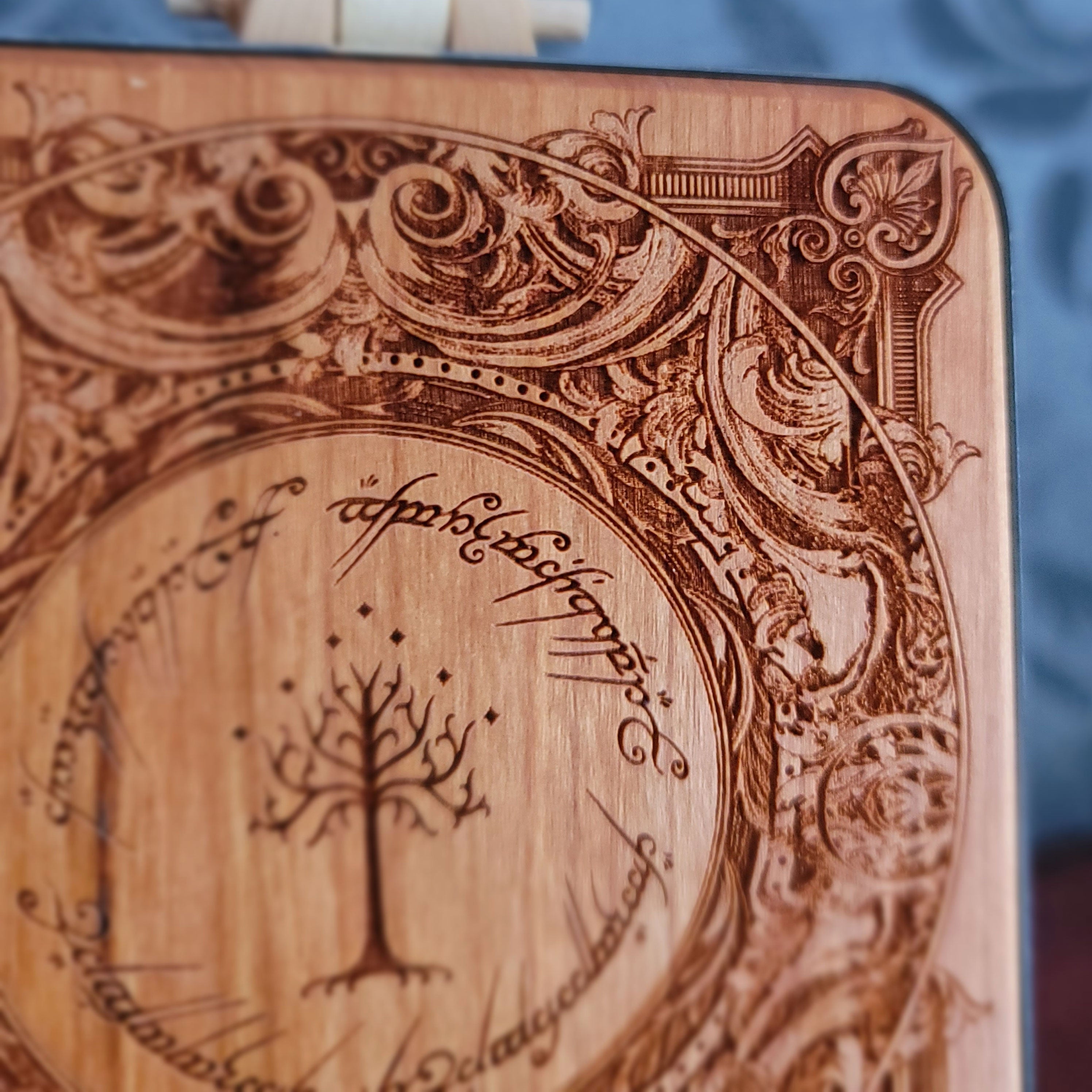 Cargador inalámbrico de El Señor de los Anillos | Runas de Tolkien grabadas a mano