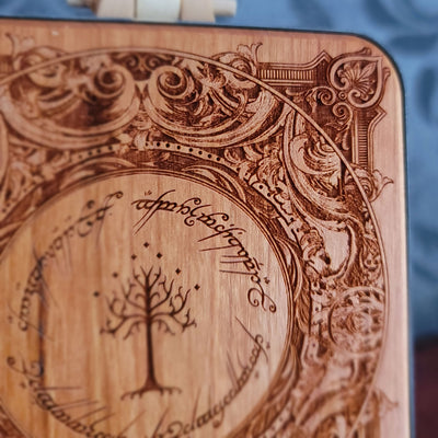 Cargador inalámbrico de El Señor de los Anillos | Runas de Tolkien grabadas a mano