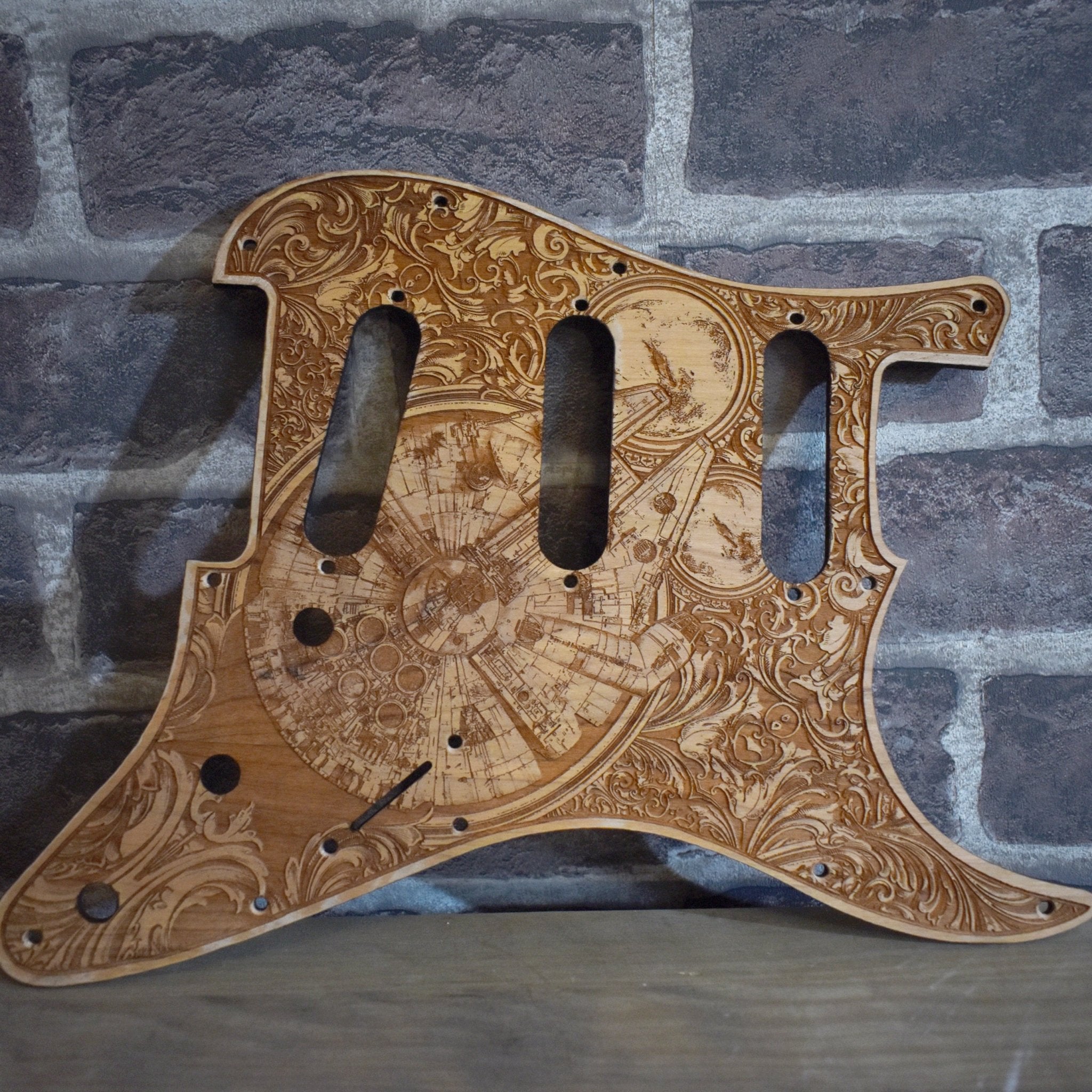 Golpeador de madera Stratocaster HSS y SSS - Halcón Milenario