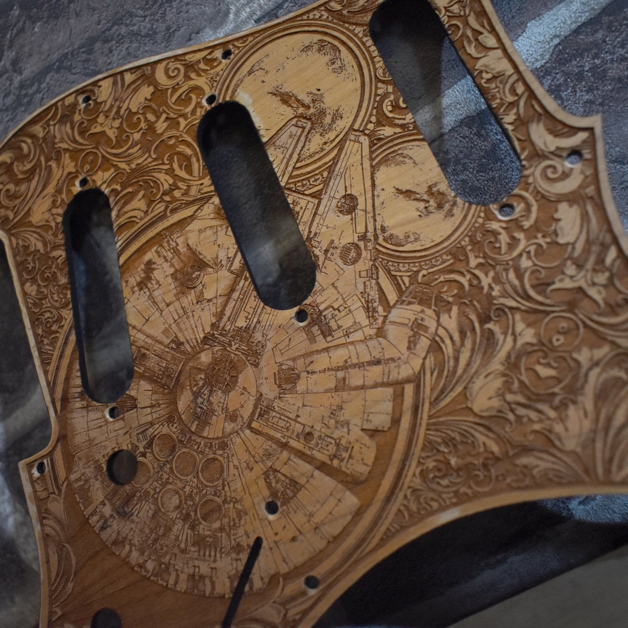 Golpeador de madera Stratocaster HSS y SSS - Halcón Milenario