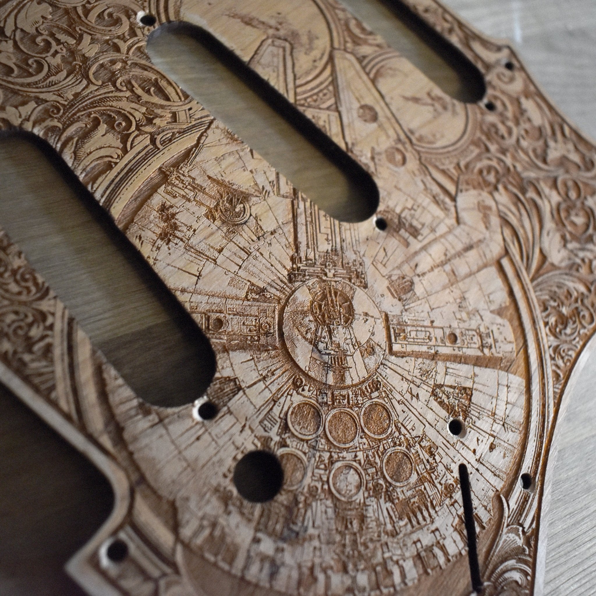 Golpeador de madera Stratocaster HSS y SSS - Halcón Milenario