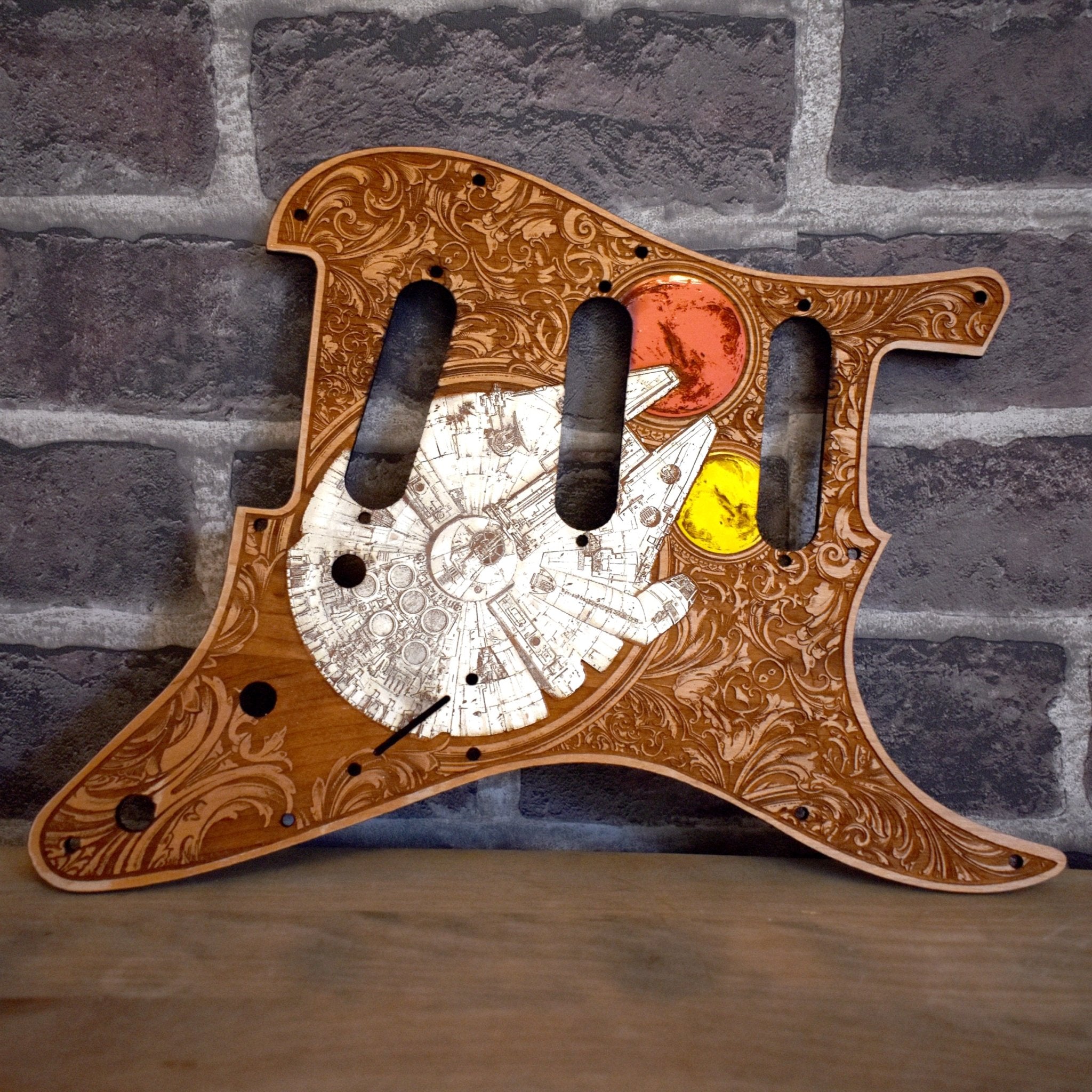 Golpeador de madera Stratocaster HSS y SSS - Halcón Milenario pintado a mano