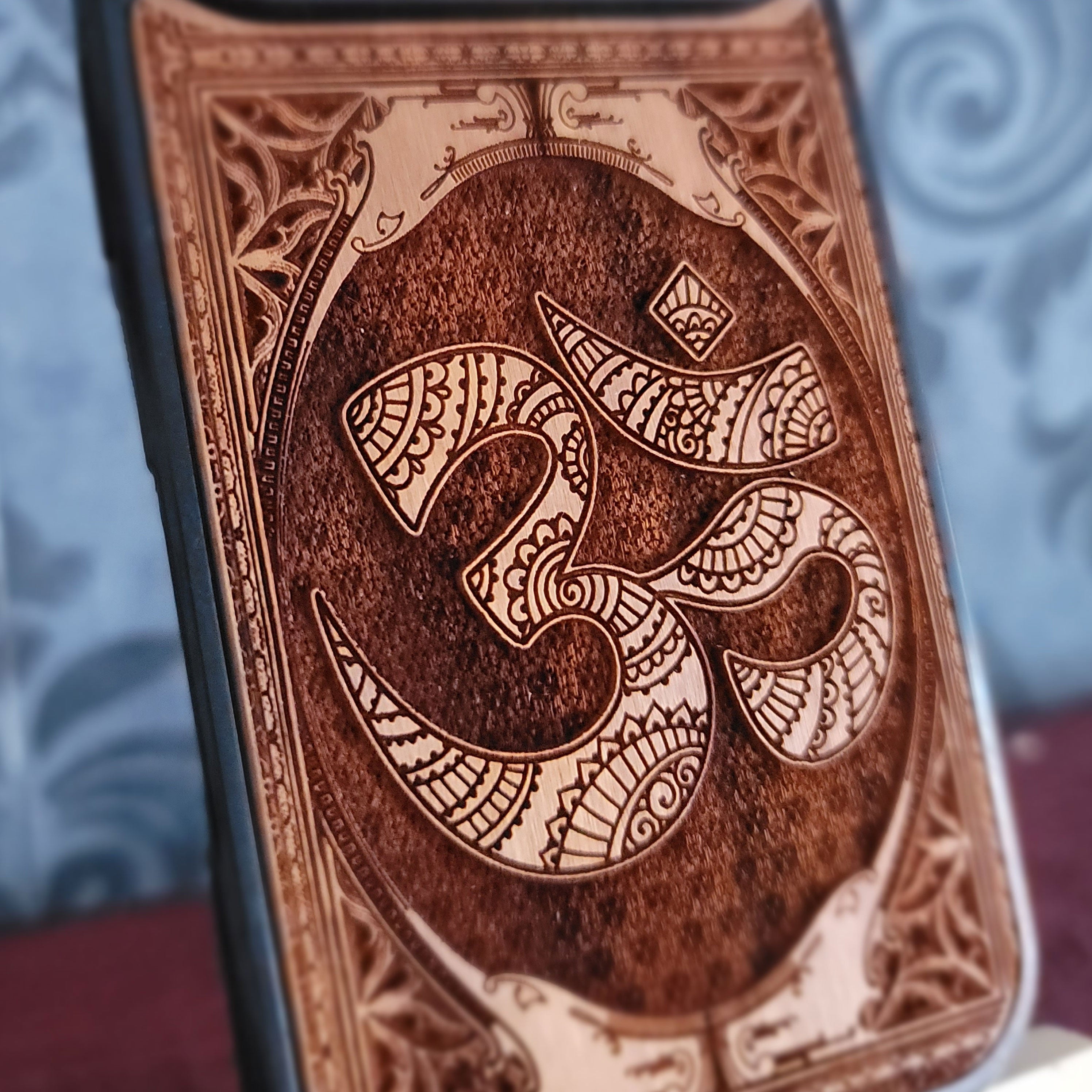 Símbolo Reiki OM AUM - Funda de madera para teléfono - Diseño gótico