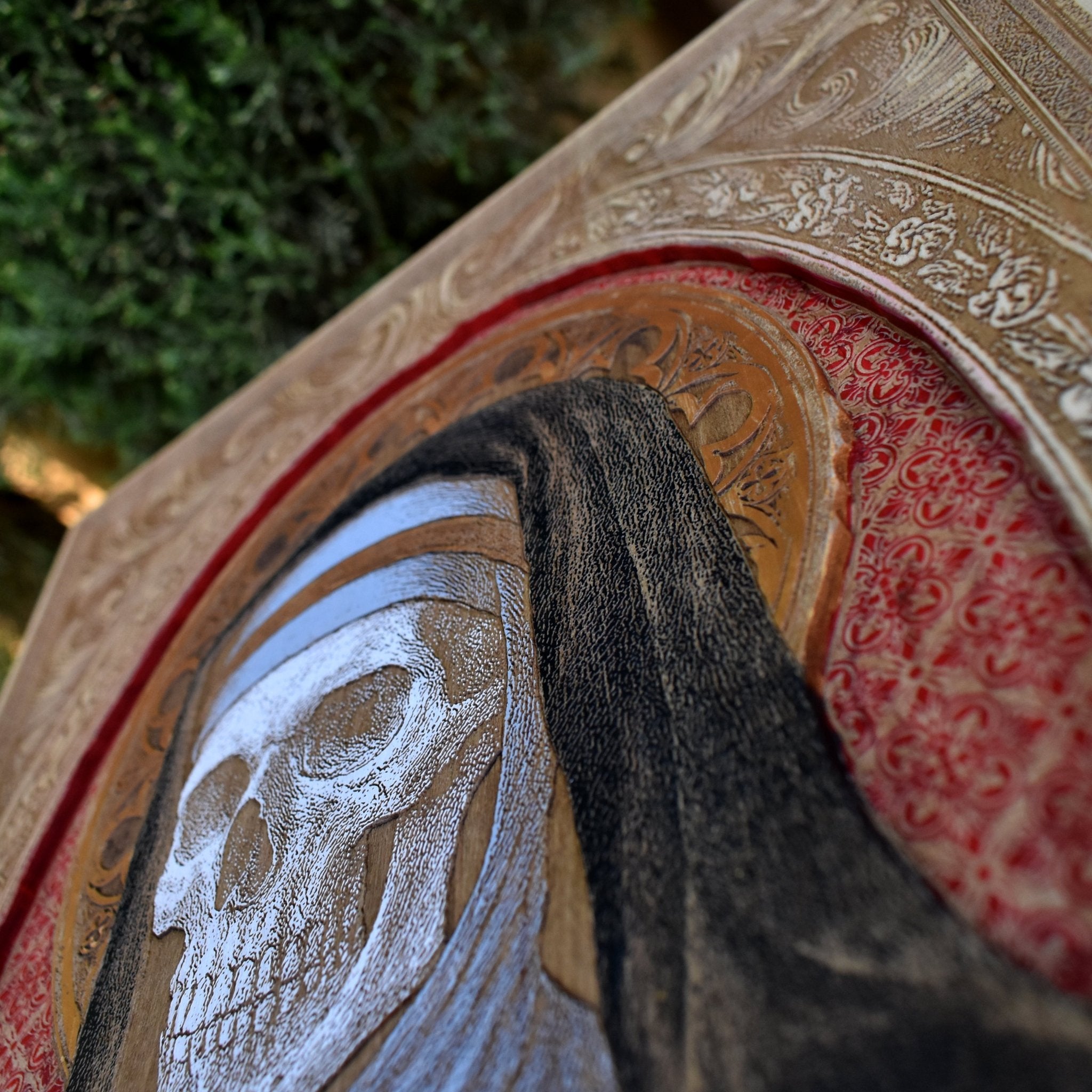 Symbolic sister and skull illustration engraved on wooden plaque