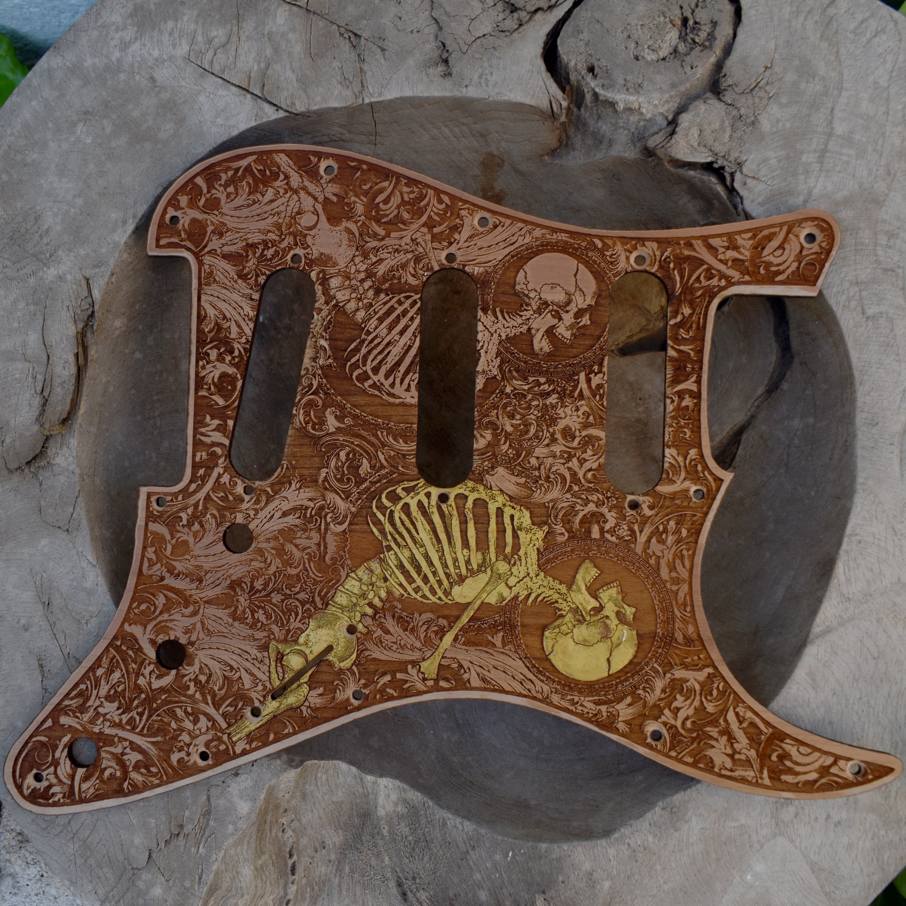 Stratocaster HSS & SSS Wood Pickguard - Stumble Hand Painted Gold