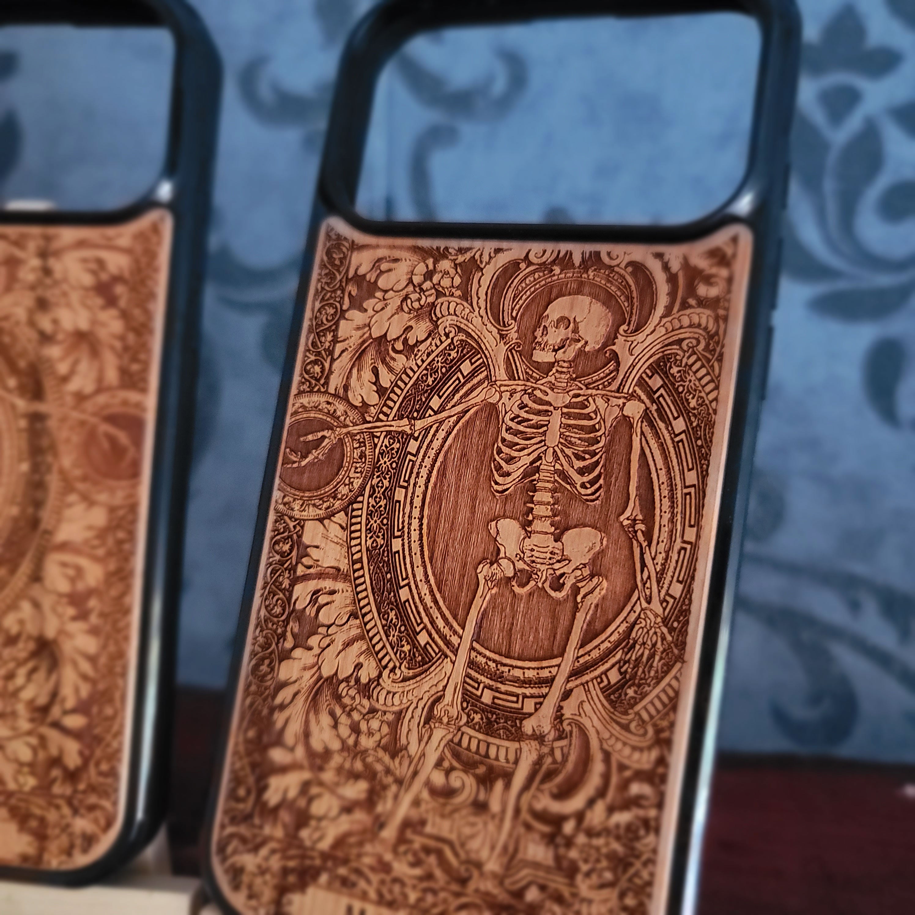 Skelettpaar "Bis dass der Tod uns scheidet" - Handyhülle aus Holz