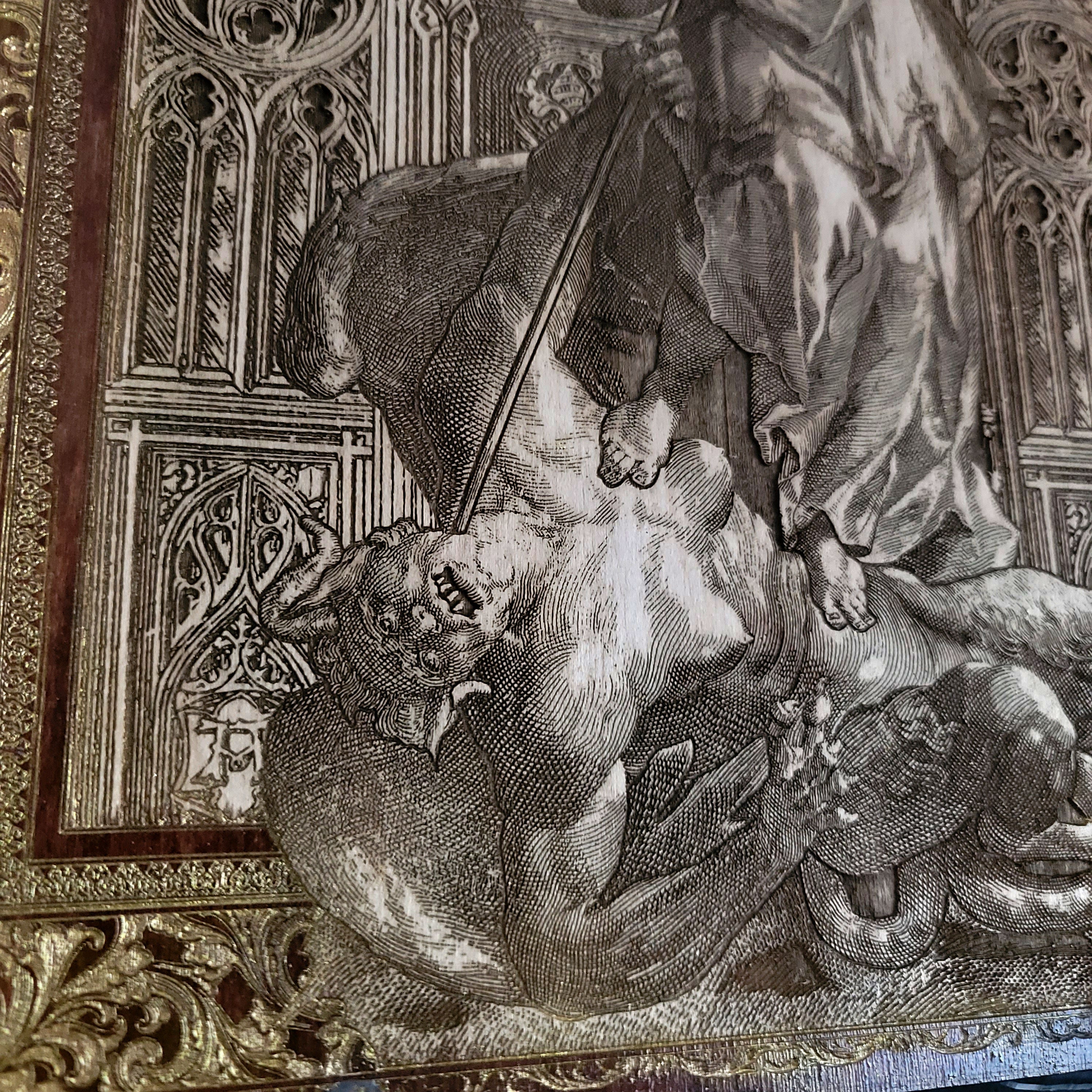 San Miguel Arcángel II - Madera grande teñida en arce