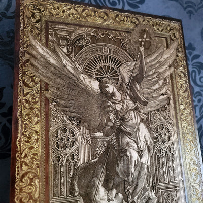 San Miguel Arcángel II - Madera grande teñida en arce