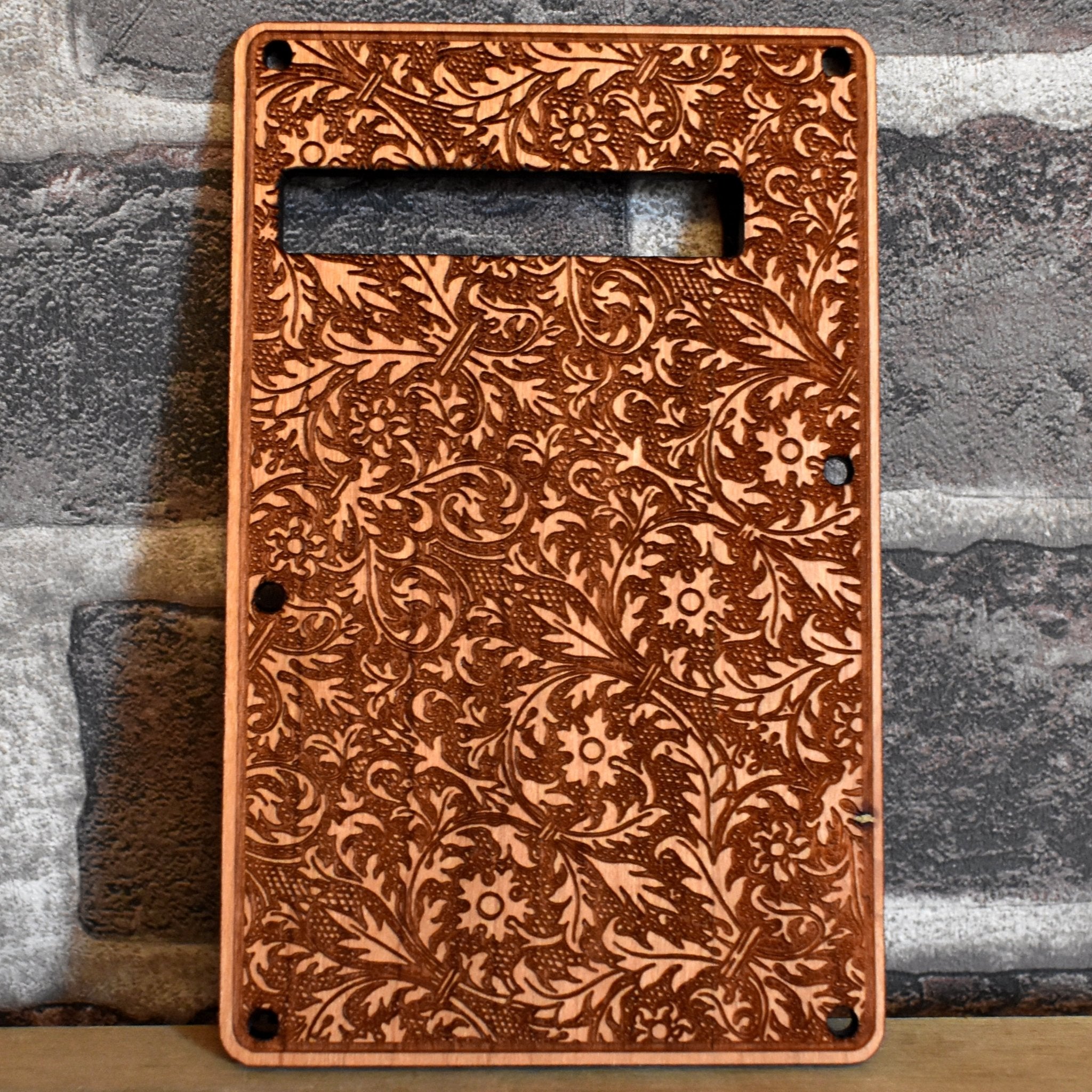 Cherry wood tremolo cover for Fender Stratocaster – laser engraved, hand-finished design