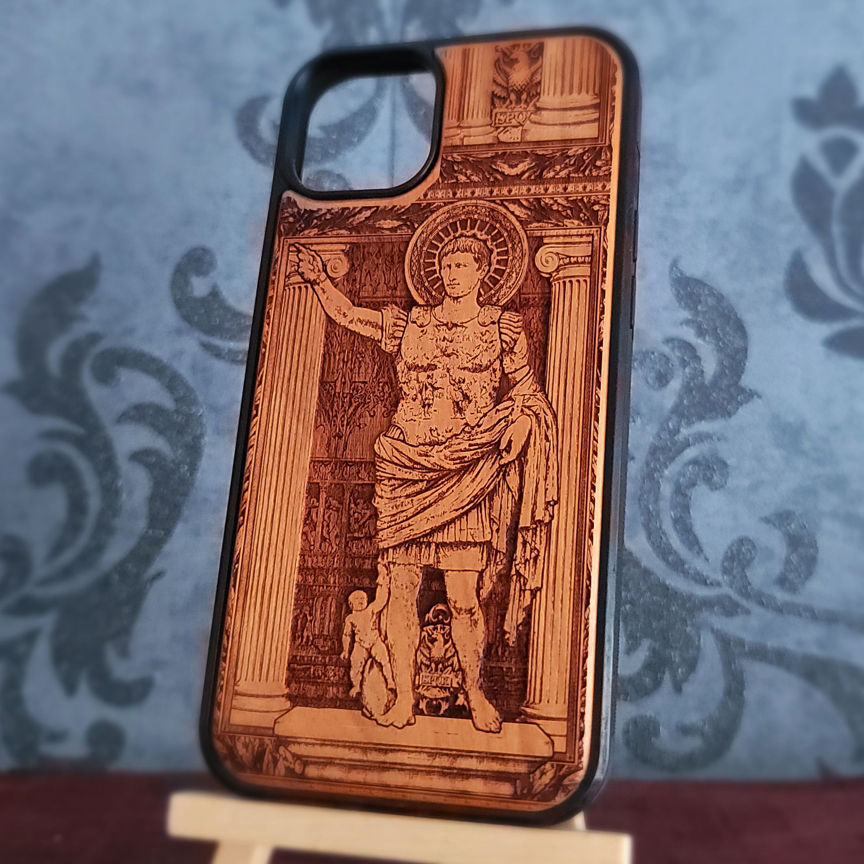 Funda de madera para teléfono "Honor" de caballero medieval, pintada en plata