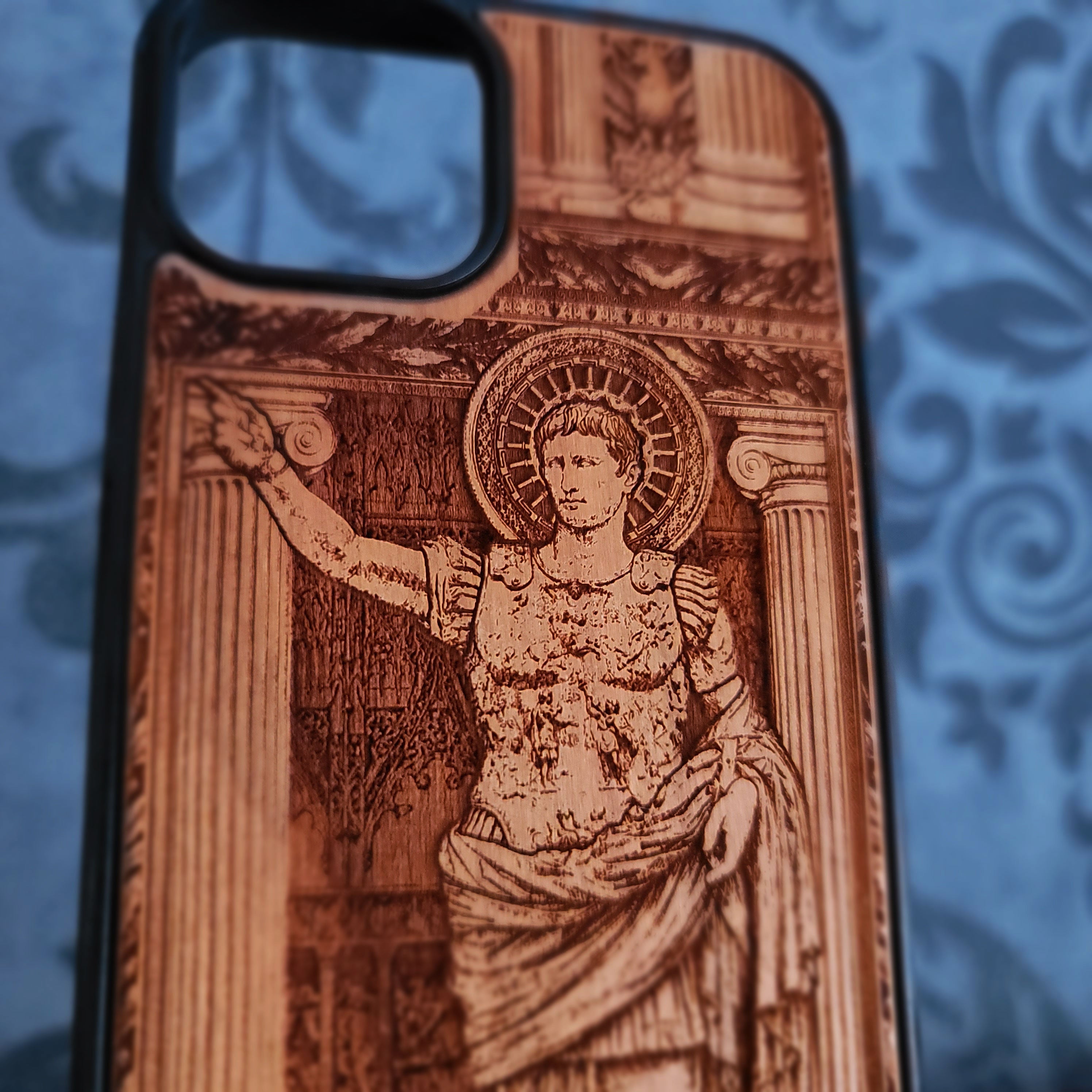 Funda de madera para teléfono "Honor" de caballero medieval, pintada en plata