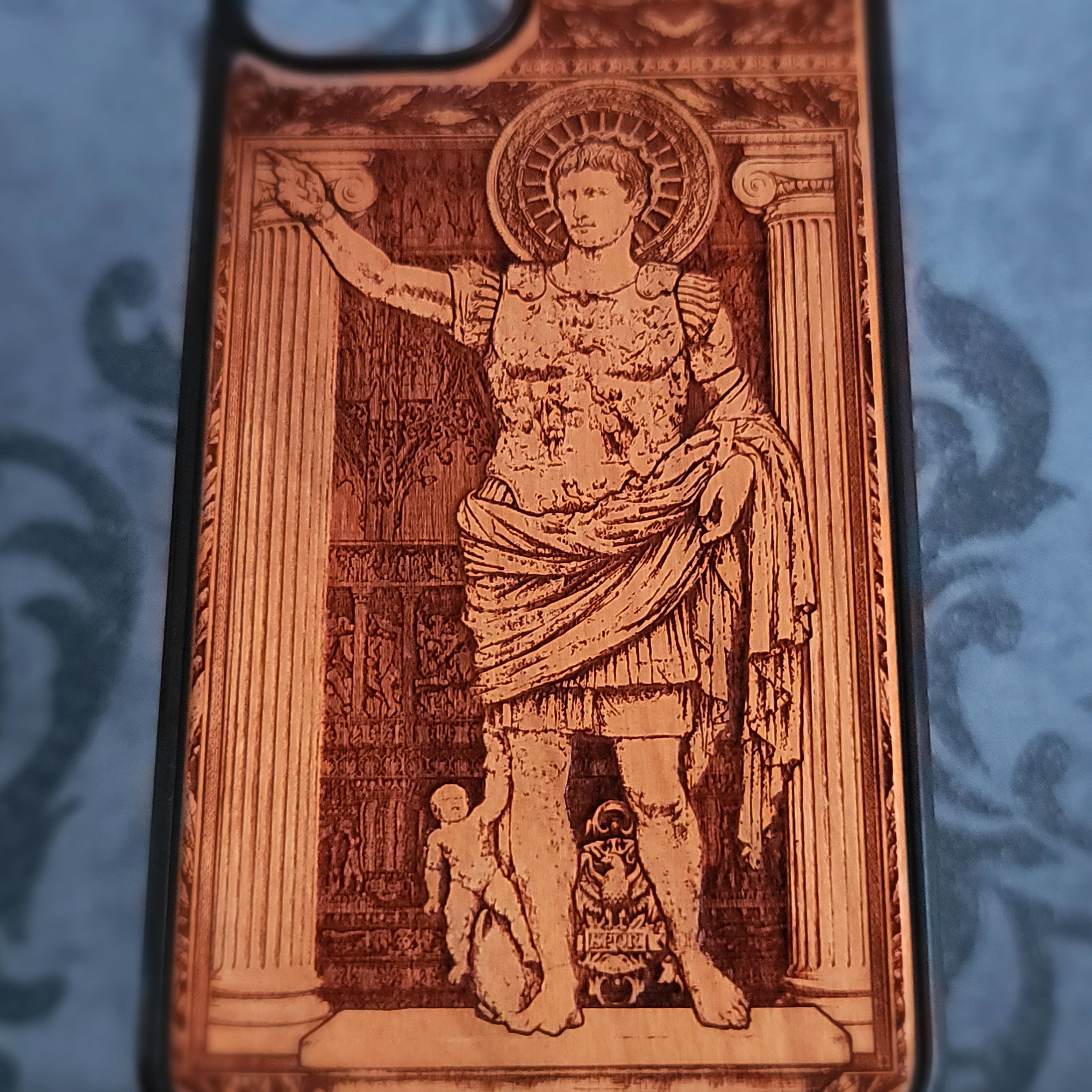 Funda de madera para teléfono "Honor" de caballero medieval, pintada en plata
