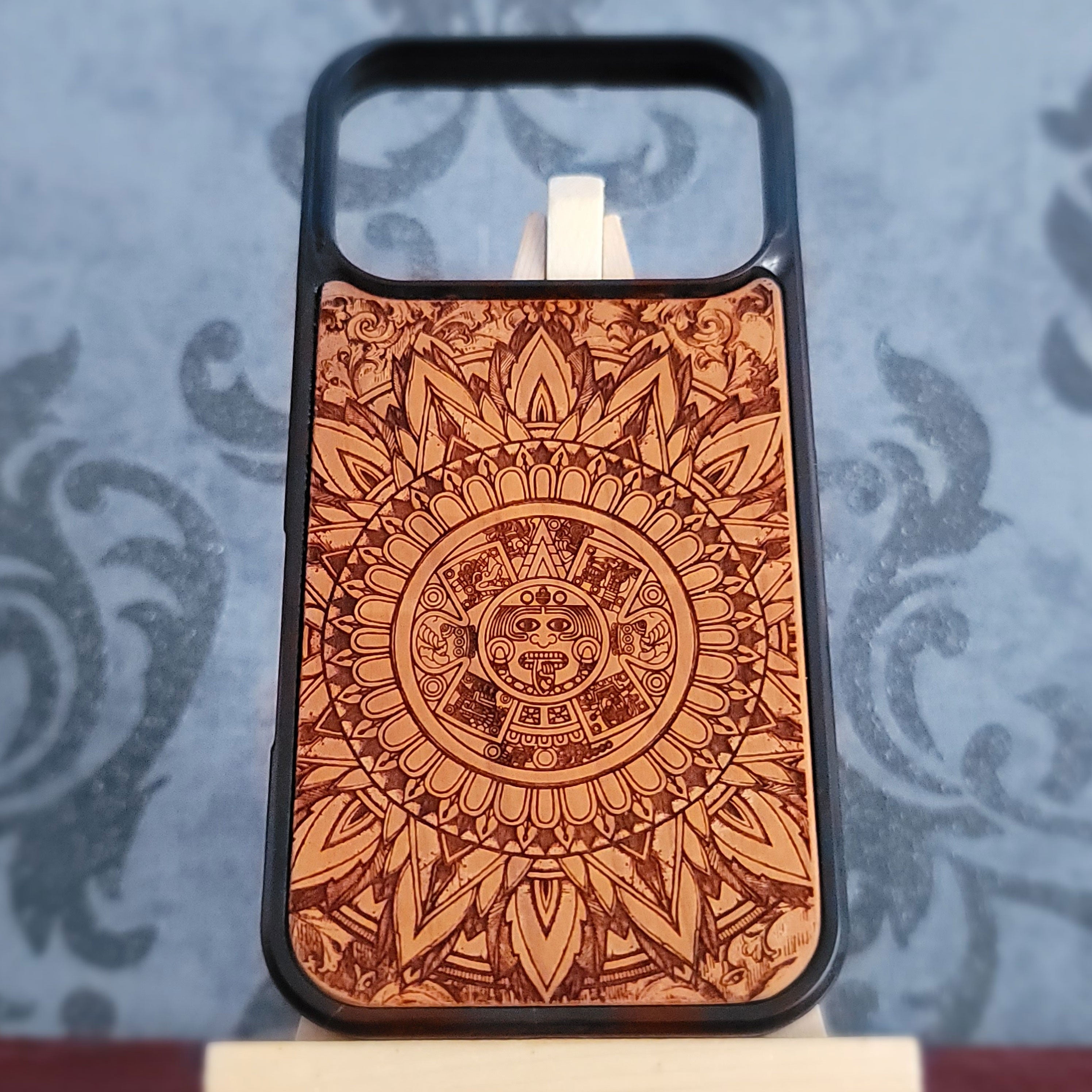 Mandala del Calendario Azteca - Funda de madera para teléfono