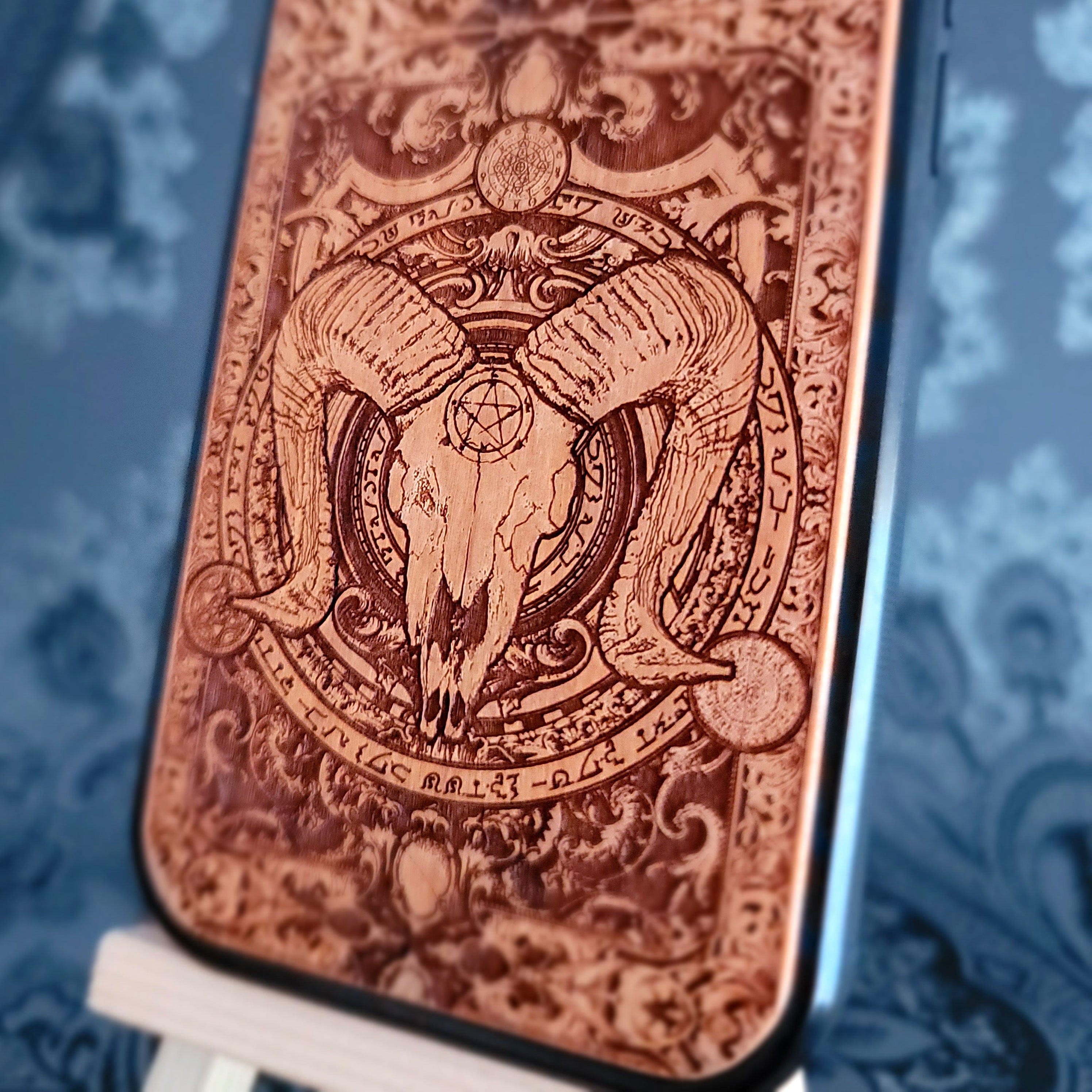Baphomet - Handyhülle aus Holz
