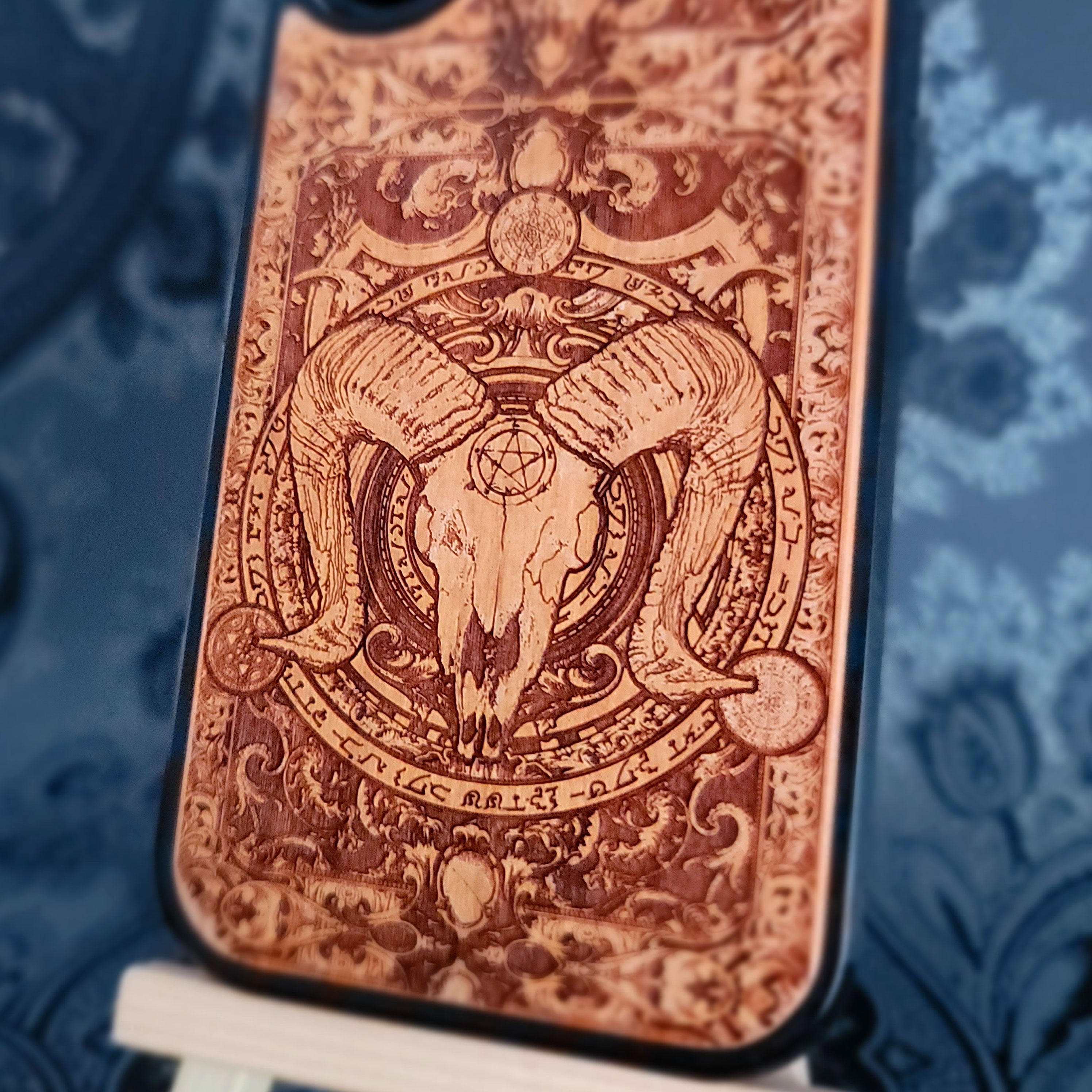 Baphomet - Handyhülle aus Holz