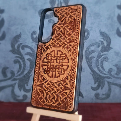 Handcrafted wooden phone case featuring a laser-engraved Celtic Knot design. Perfect for lovers of Celtic art and unique accessories. Compatible with iPhone 17-11 Pro Max and Galaxy S26-S20 Ultra models.