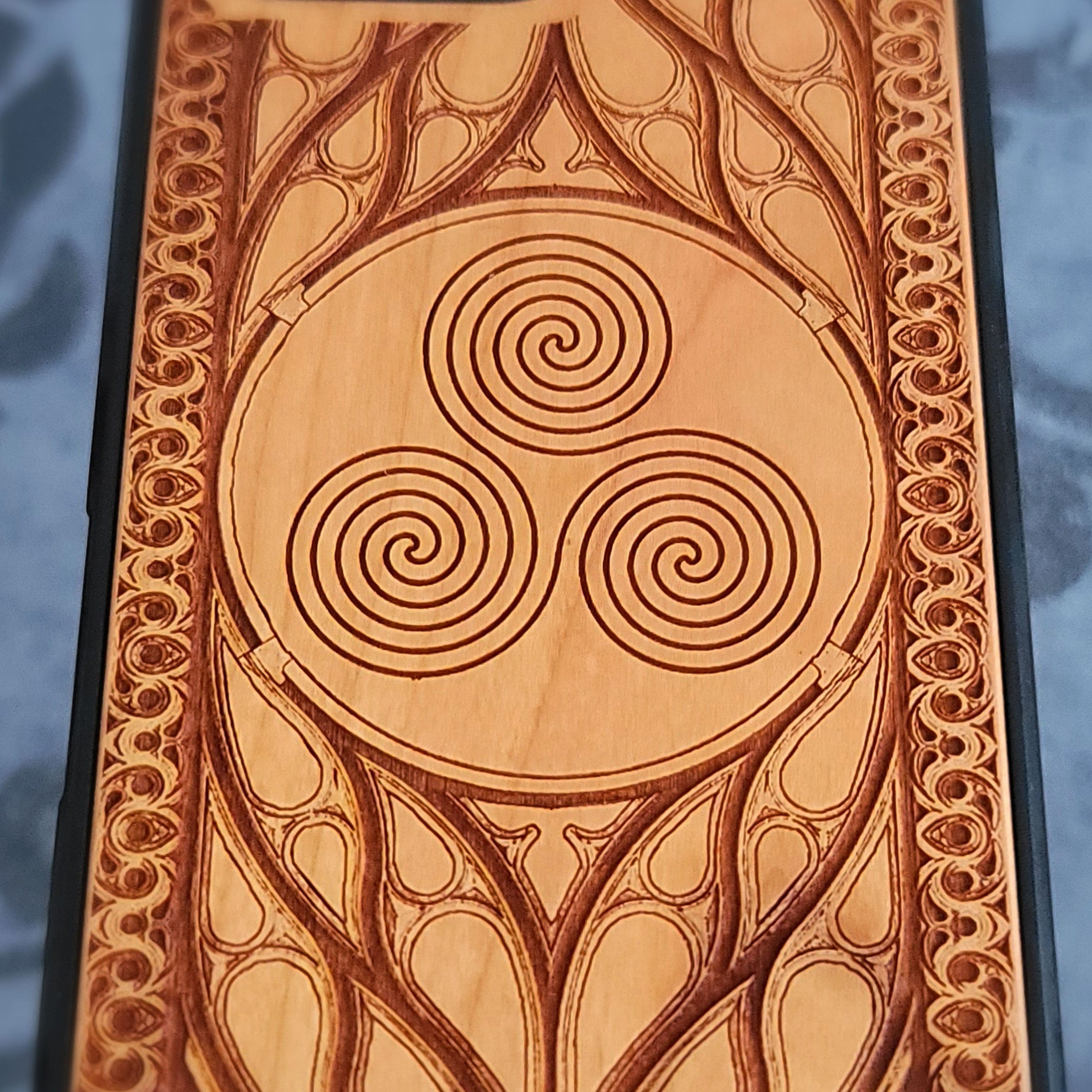 iPhone &amp; Samsung Galaxy Holz-Handyhülle - Artwork "Triskelion Celtic Spiral"