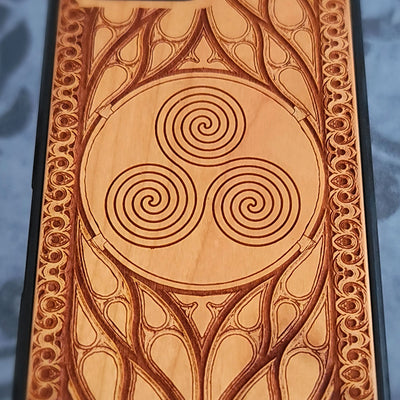 iPhone &amp; Samsung Galaxy Holz-Handyhülle - Artwork "Triskelion Celtic Spiral"