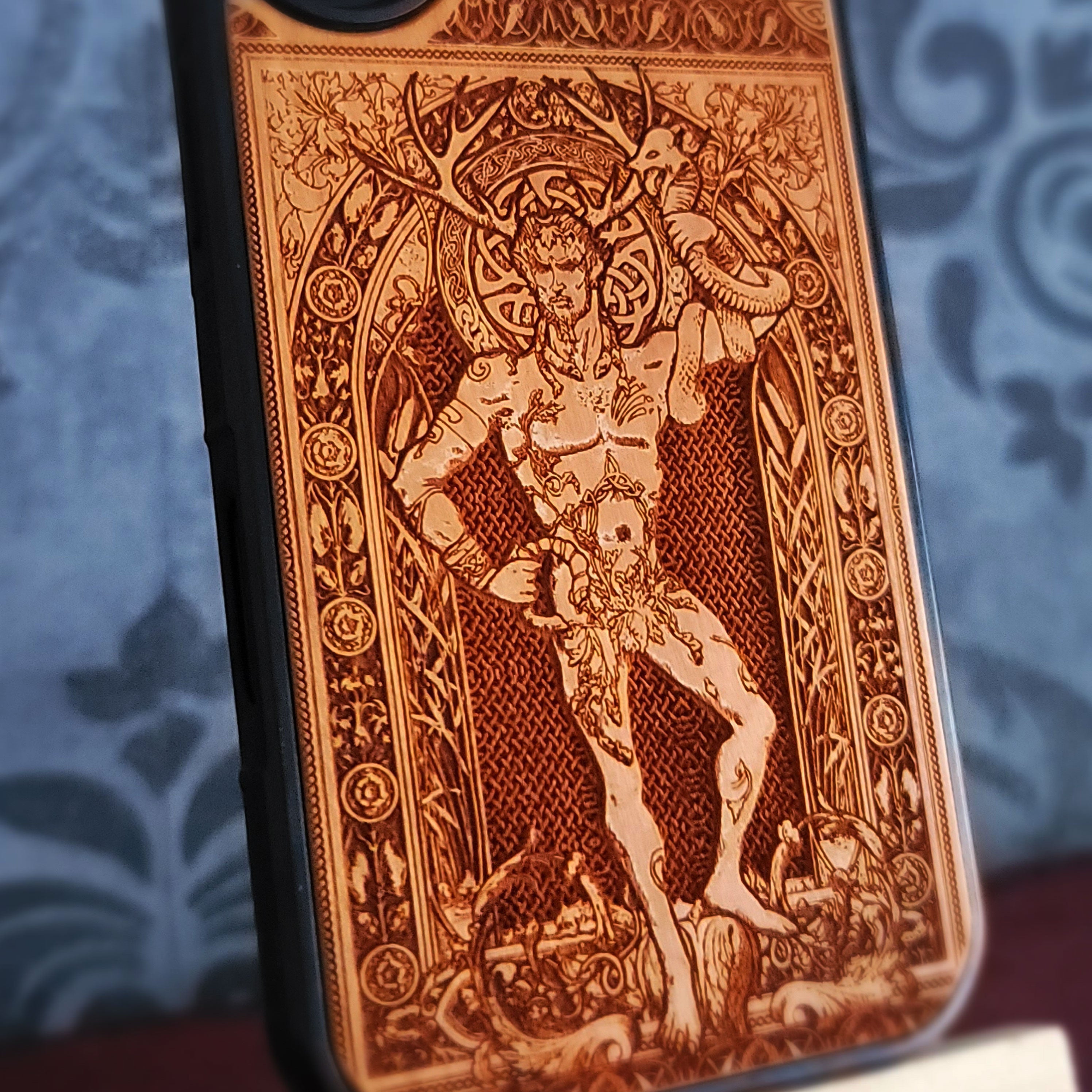 Dios Cernunnos - Funda de madera para teléfono