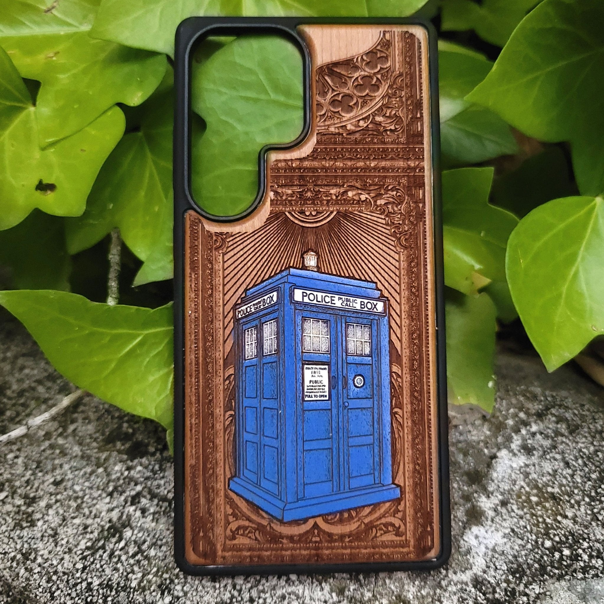 Laser engraved wooden phone case with Doctor Who design, featuring the TARDIS. Hand-painted and handmade. Compatible with iPhone , 15, 14, 13, 12 Pro Max and Samsung Galaxy S, S24, S23, S22 Ultra and Plus.